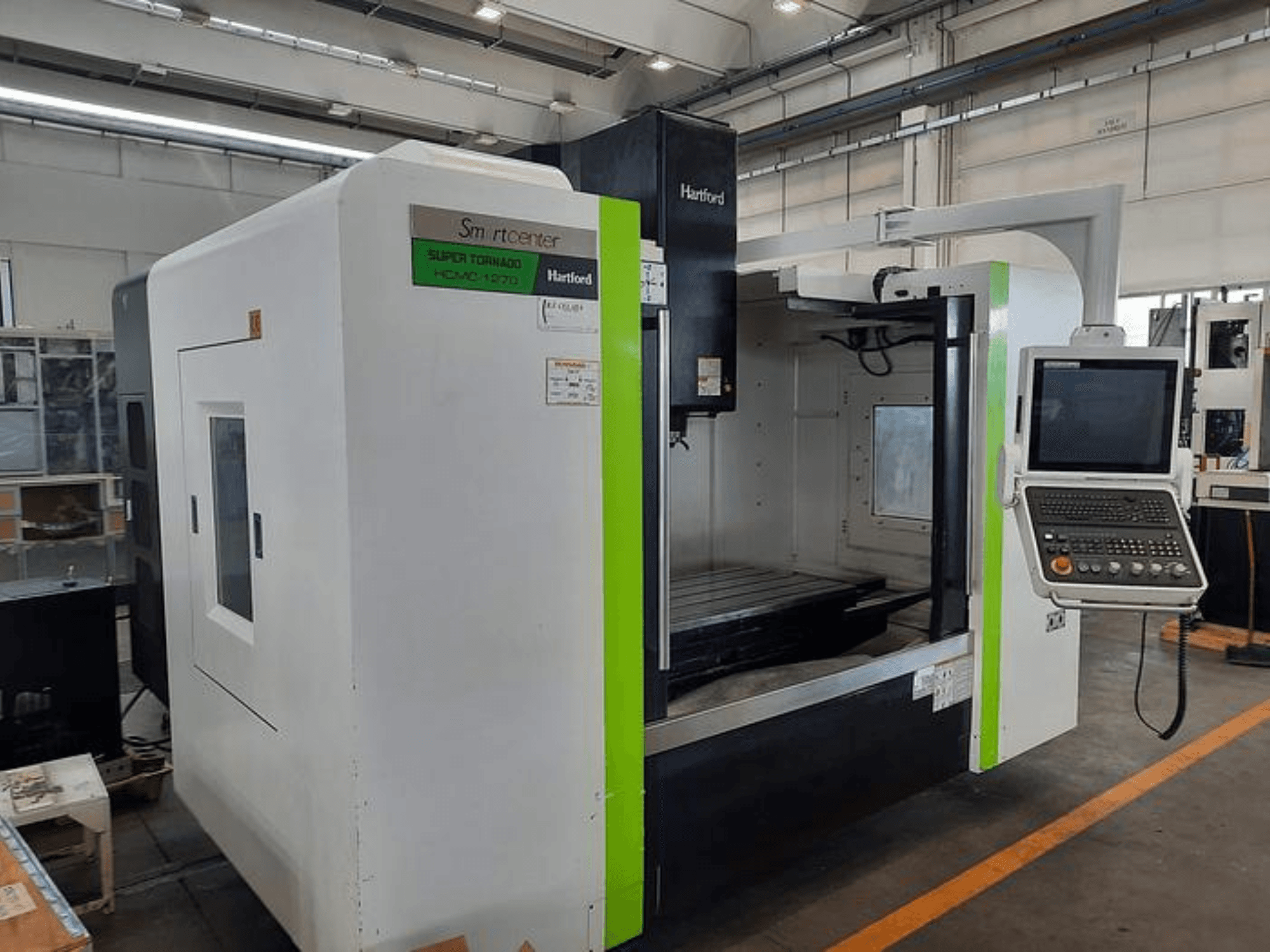 Máquina CNC Hartford Super Tornado HCM-1270, vista frontal, mostrando o painel de controlo e a área de trabalho aberta.