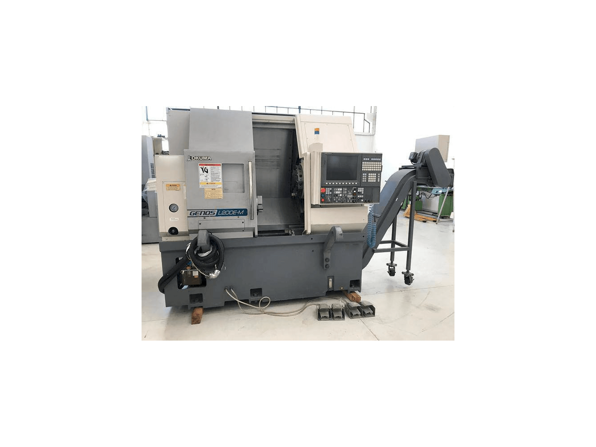 Vista Frontal da Okuma Genos L200E-MY máquina