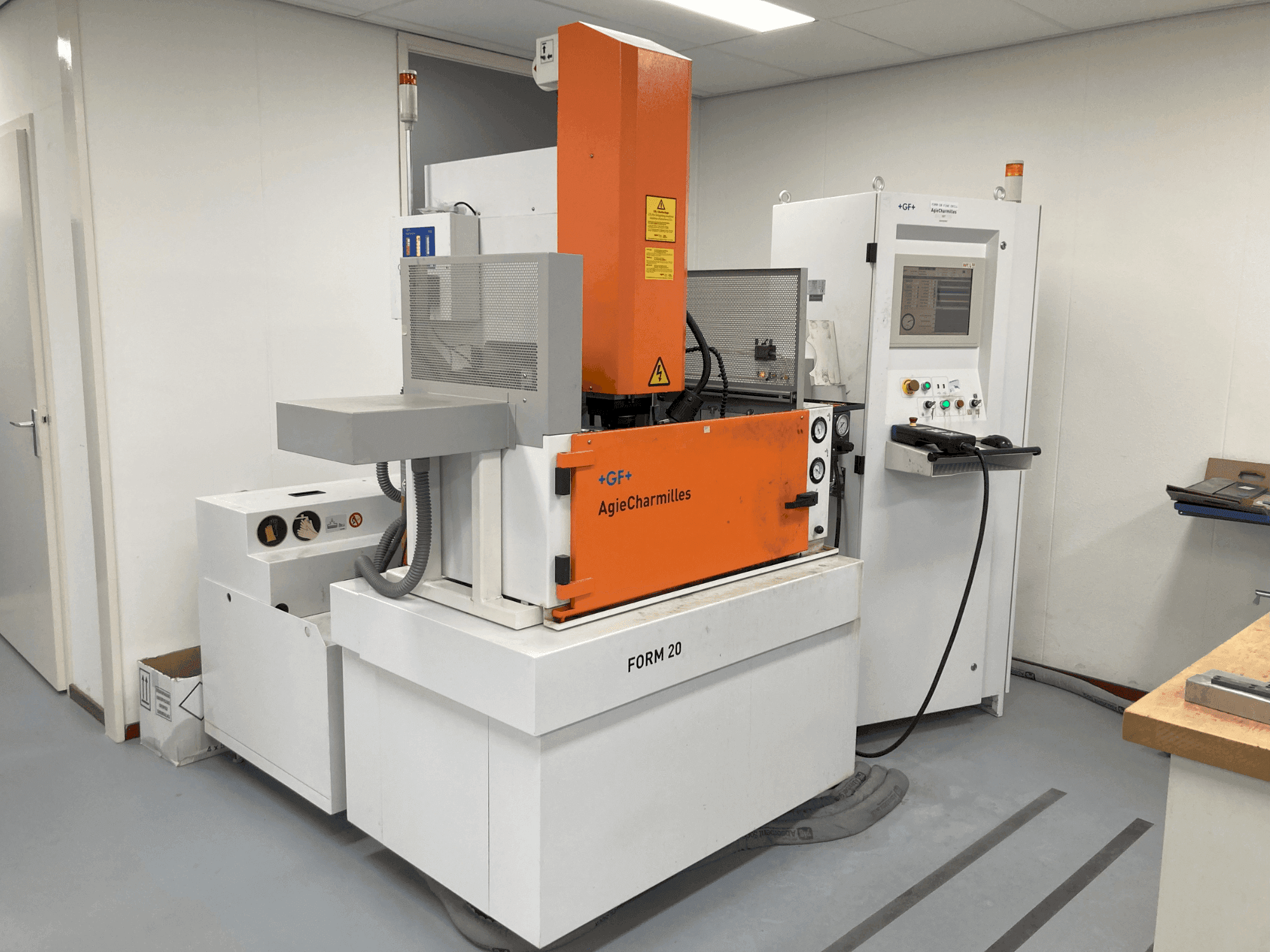 Vista Frontal da AgieCharmilles CABINET FORM20 máquina