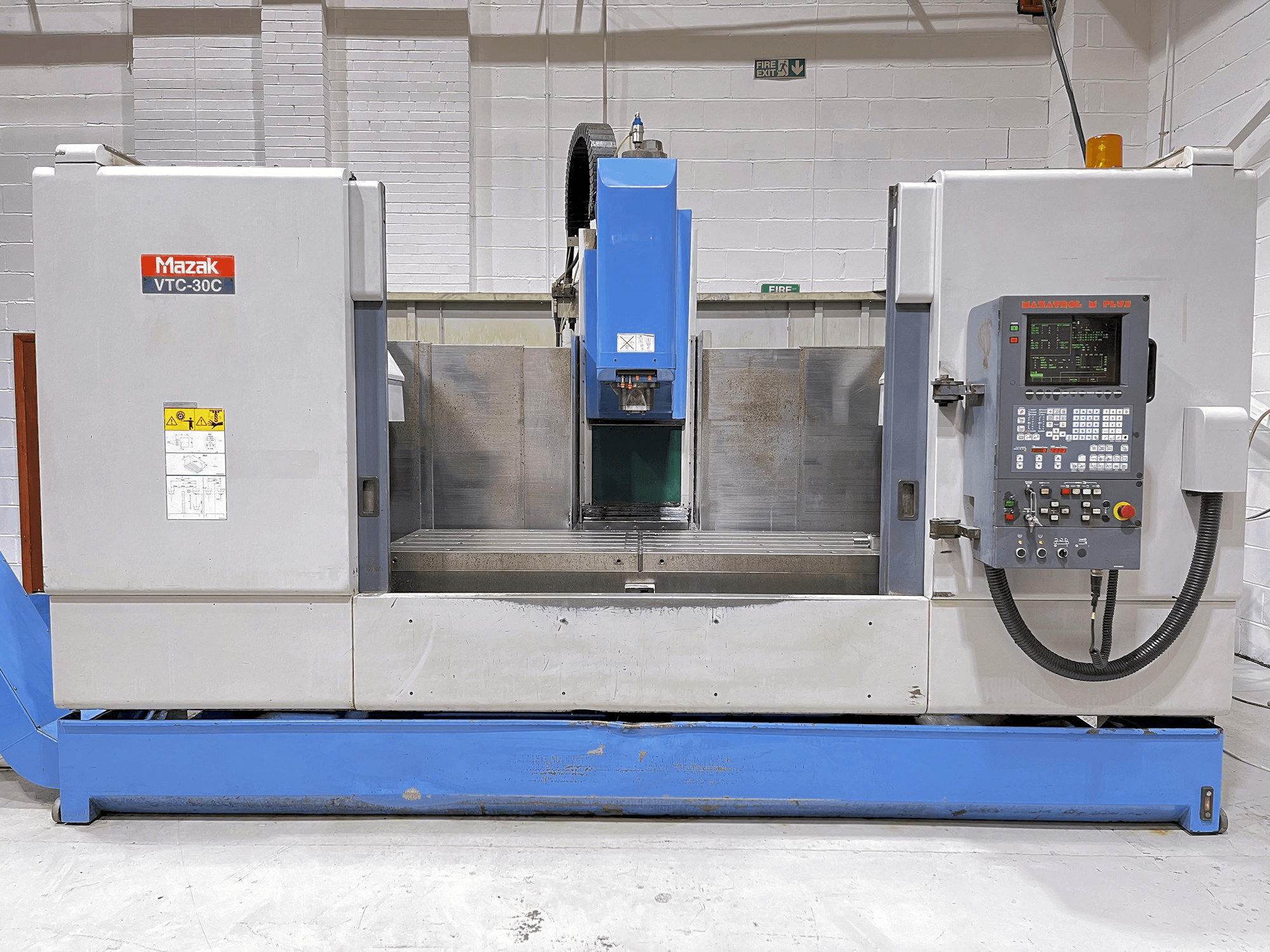 Vista Frontal da Mazak VTC-30C máquina