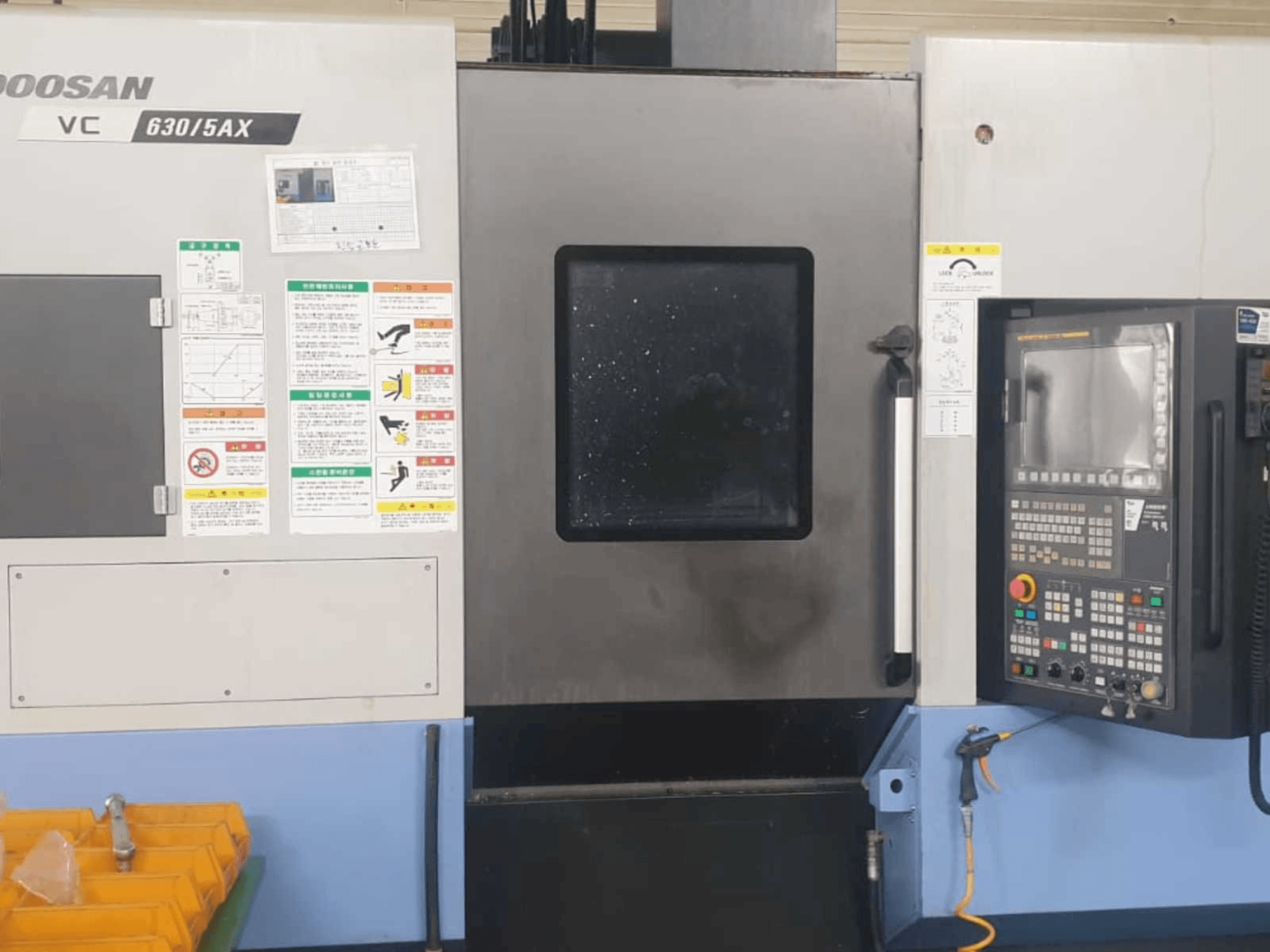 Vista Frontal da Doosan VC 630/5AX máquina