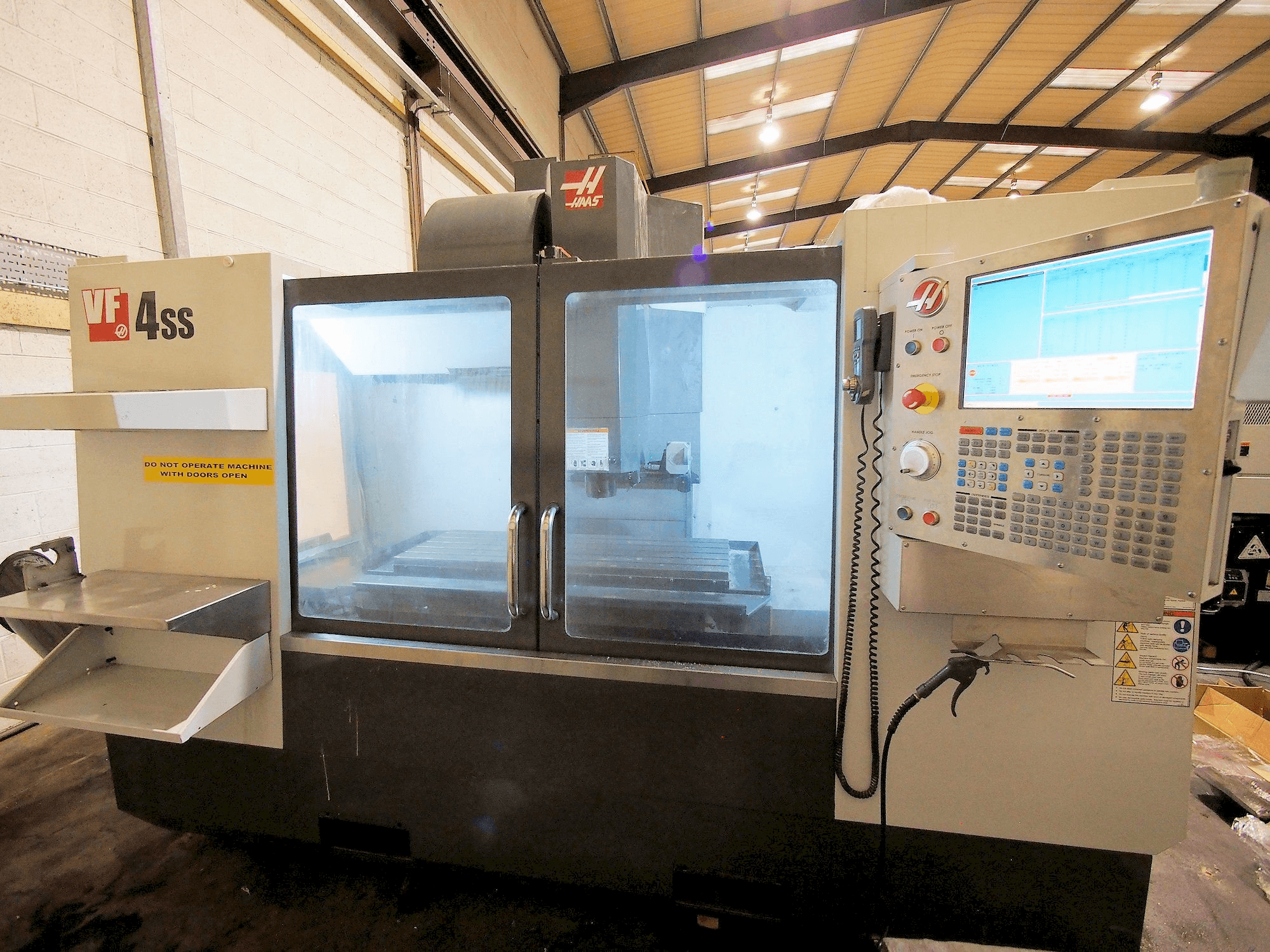 Vista Frontal da HAAS VF-4SS máquina