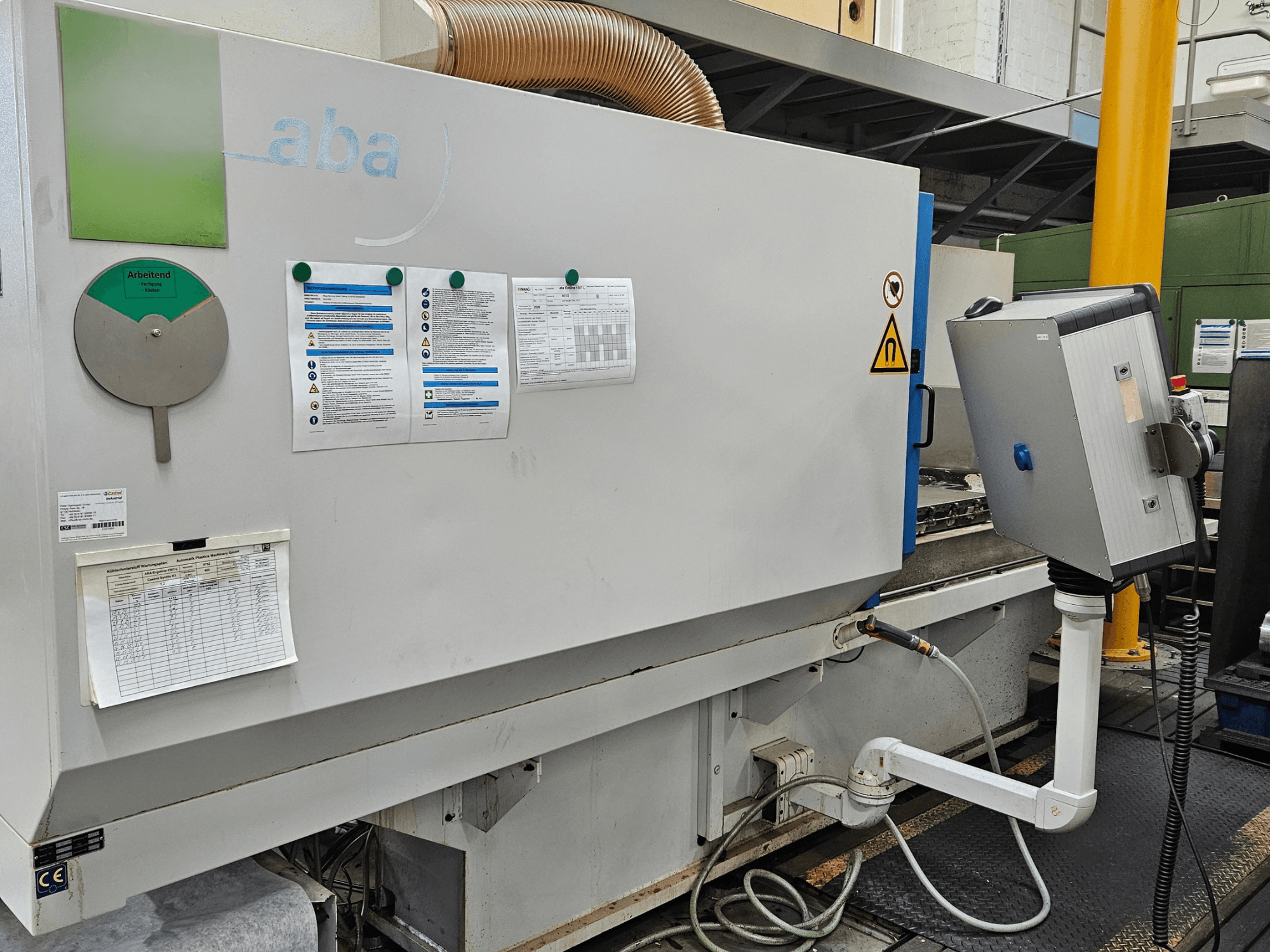 Vista frontal da máquina de retificação de superfícies ABA ECOLINE 1507 com painel de controlo, avisos de segurança e diretrizes operacionais visíveis.
