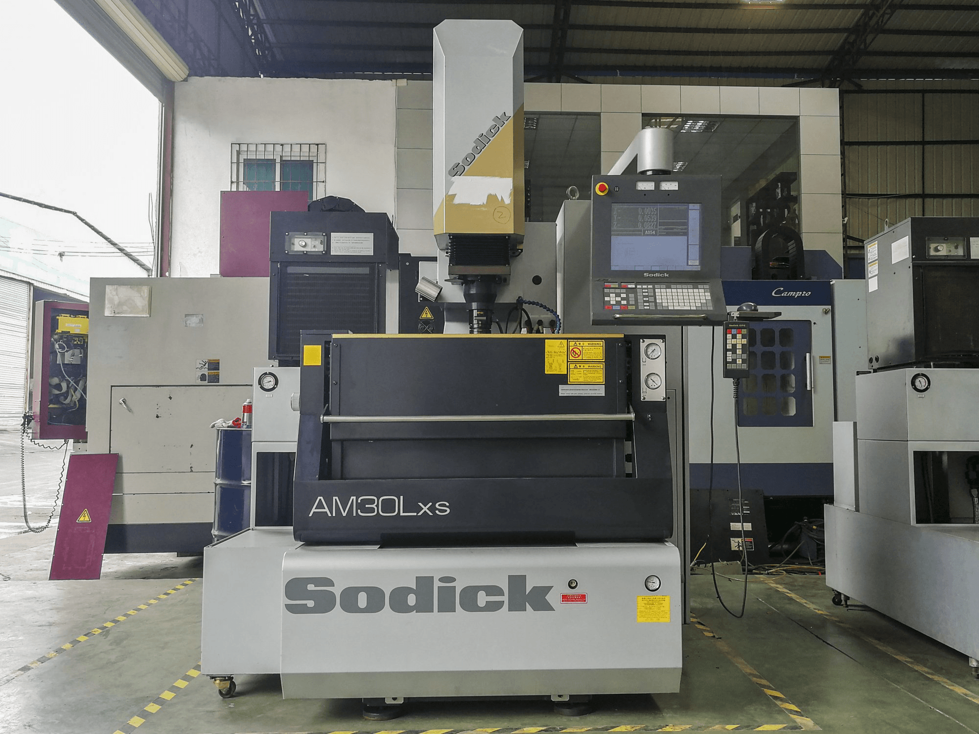Vista Frontal da Sodick AM30LXS máquina