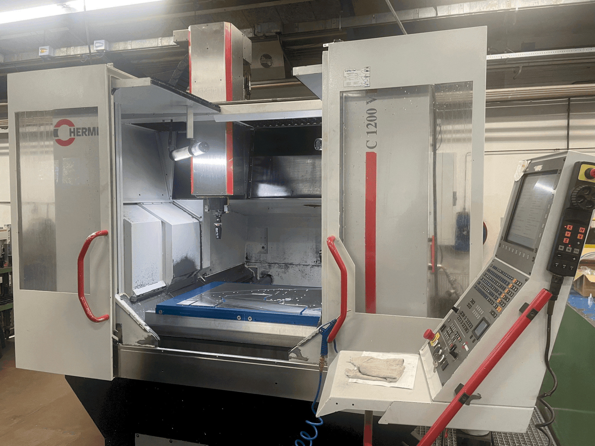 Vista Frontal da HERMLE C 1200 V máquina