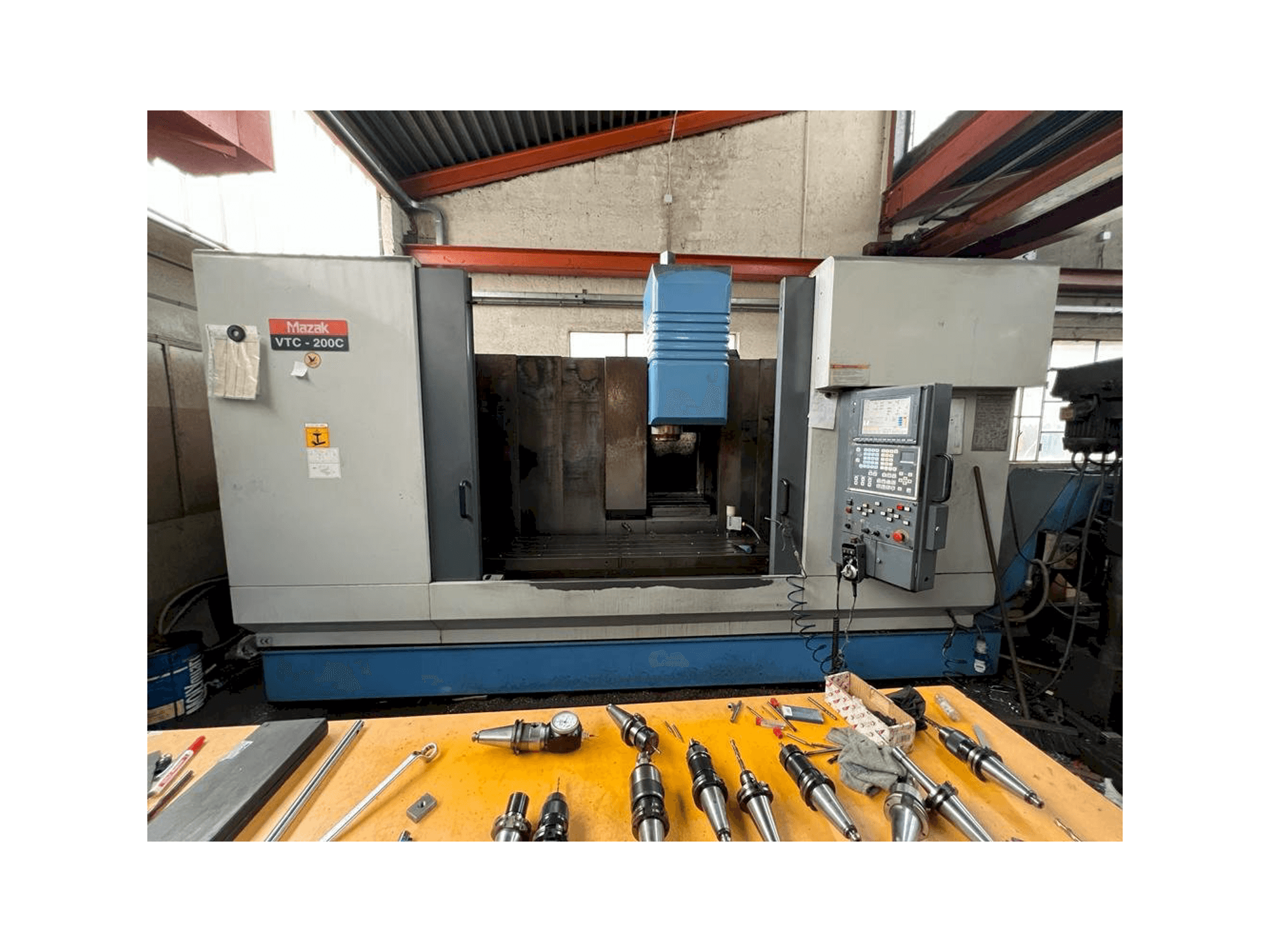 Vista Frontal da Mazak VTC 200C máquina