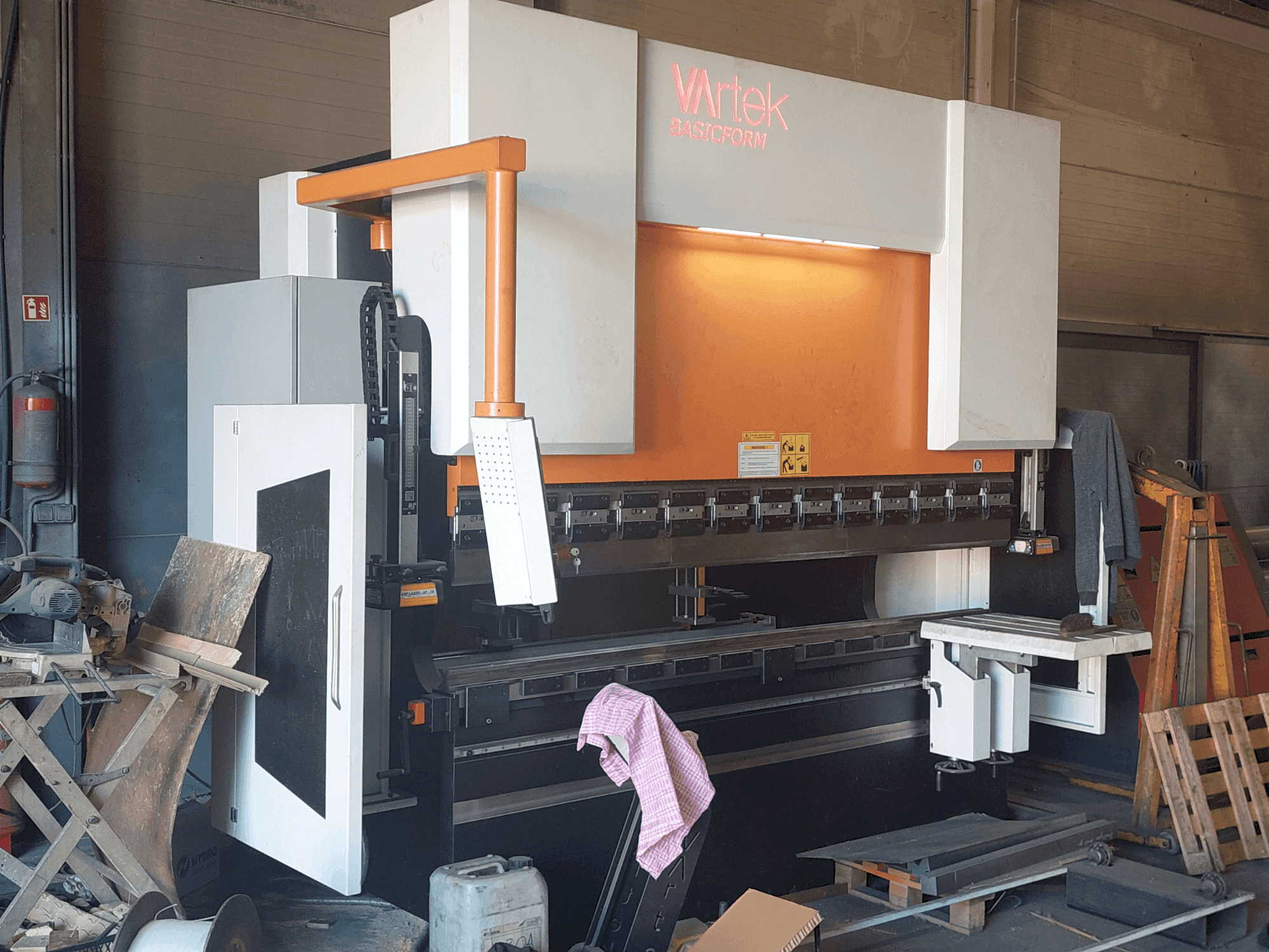 Vista Frontal da VARTEK BasicForm 2600 / 135 CNC máquina