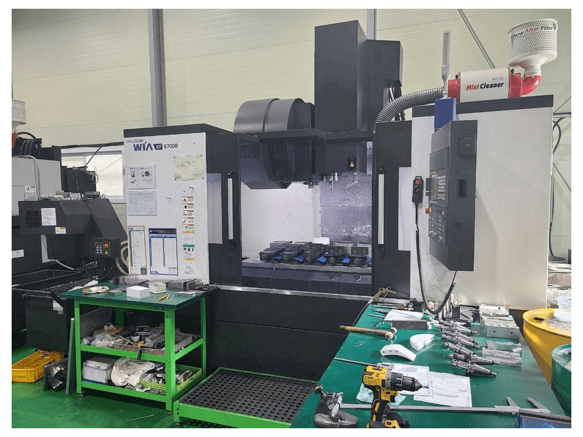 Vista Frontal da Hyundai Wia KF 6700B máquina