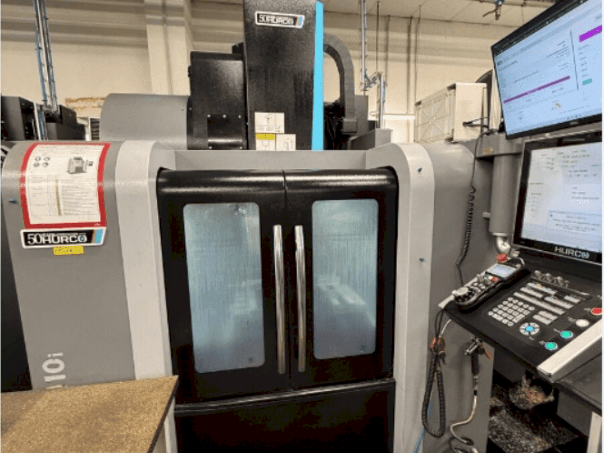 Vista Frontal da Hurco VM10i máquina