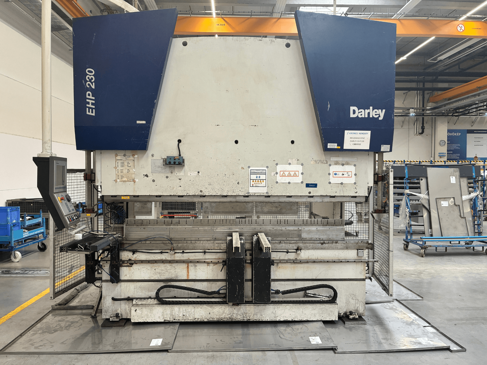 Prensa hidráulica Darley EHP-LS 230.31/25 em vista frontal, com painel de controlo e etiquetas de segurança.