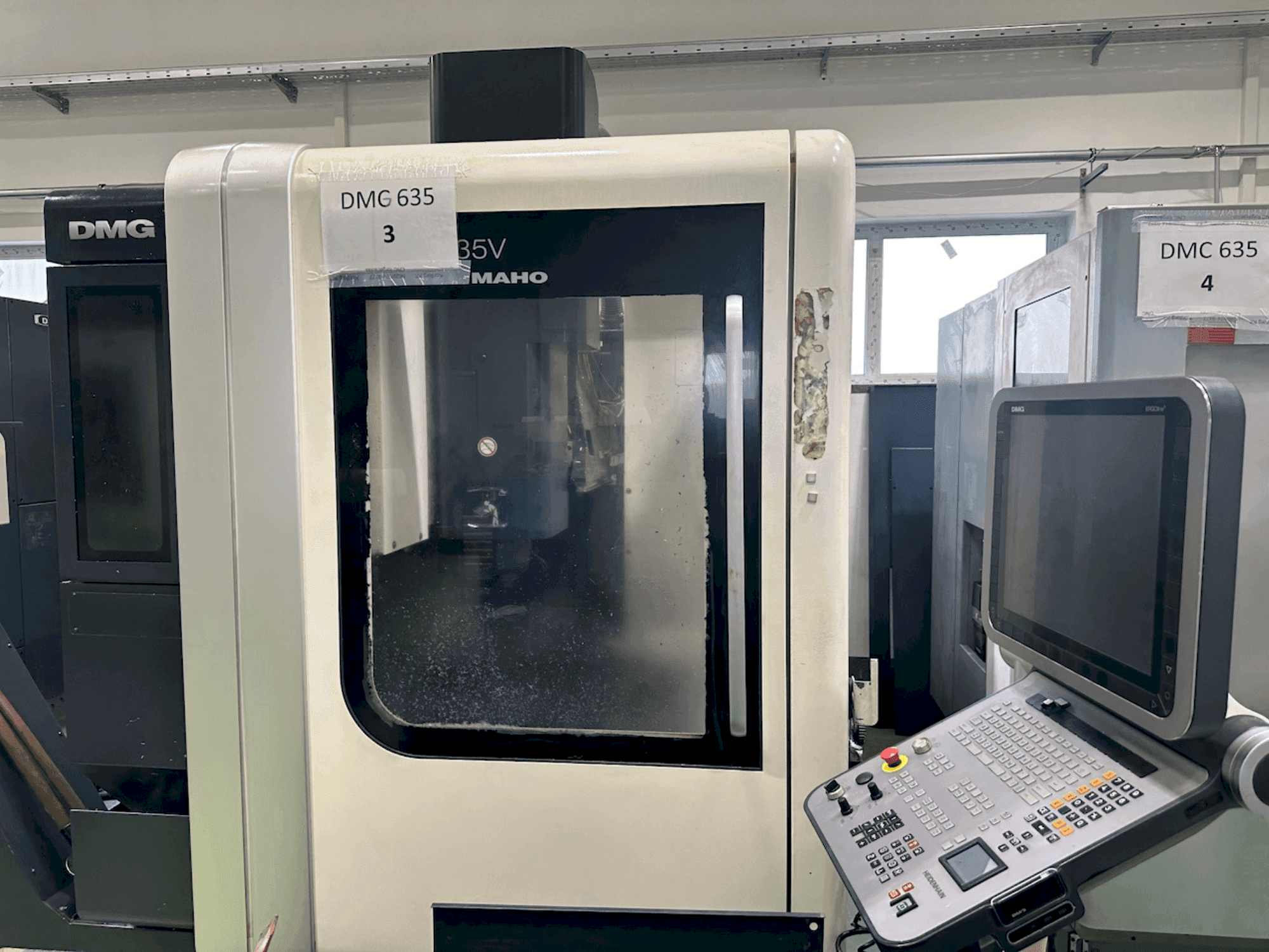 Vista Frontal da DECKEL MAHO DMC 635 V máquina