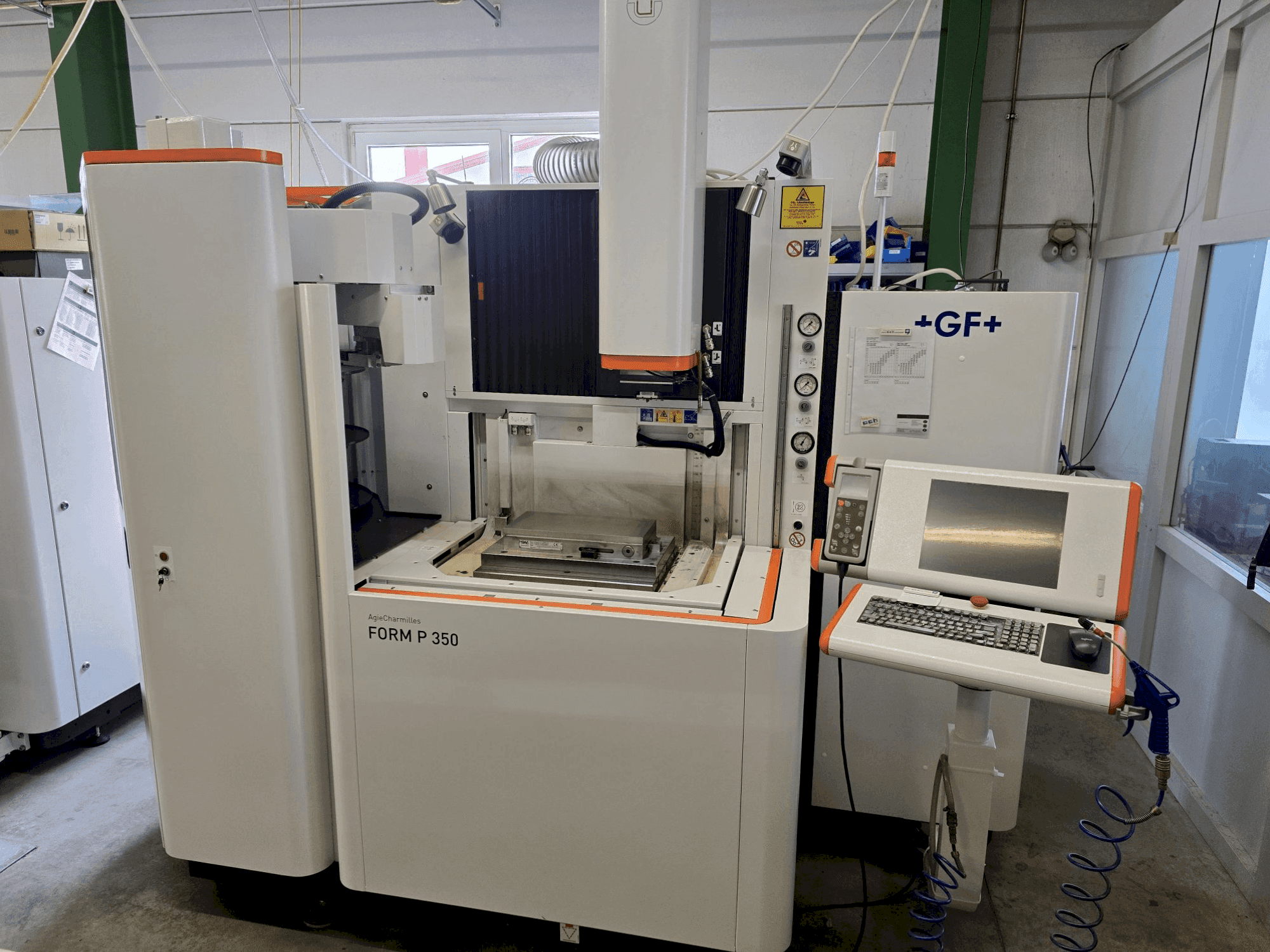 Vista Frontal da AgieCharmilles FORM P 350 máquina