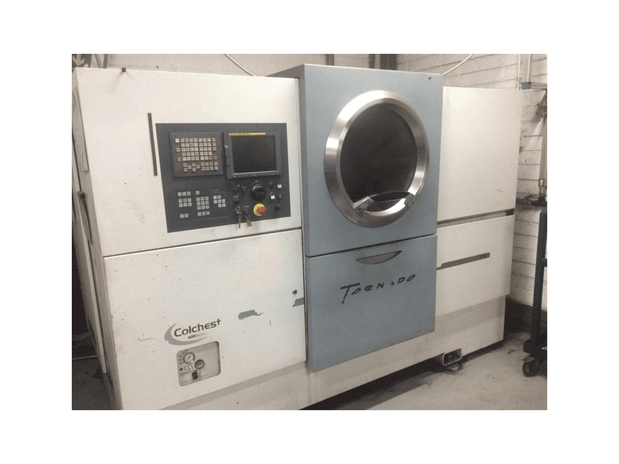 Vista Frontal da Colchester Tornado T8 máquina