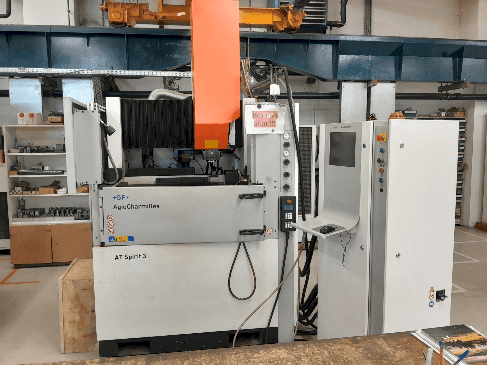 Vista Frontal da AgieCharmilles Spirit 3 máquina