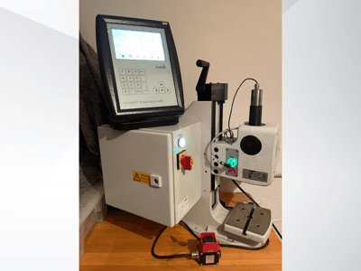 SCHMIDT® PressControl 600, vista frontal, mostrando o painel de controlo, o botão de alimentação e a prensa hidráulica com caraterísticas de segurança.