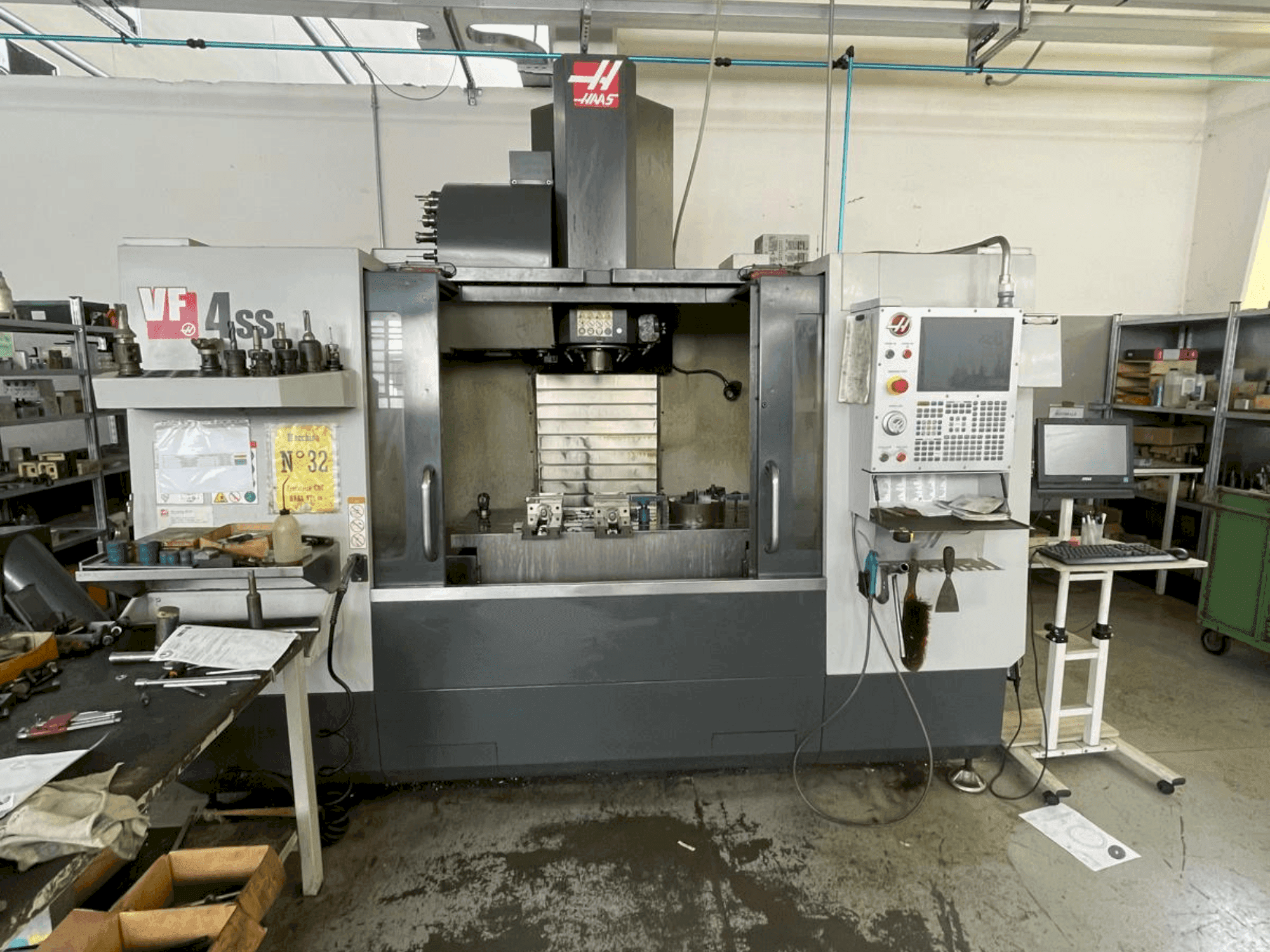 Vista Frontal da HAAS VF4SS máquina