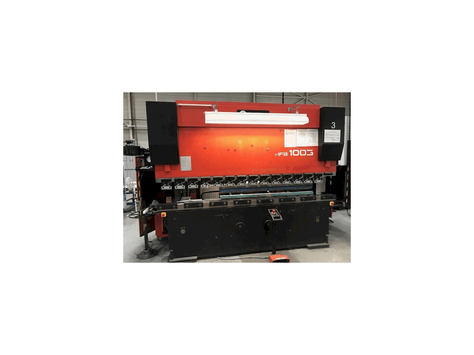 Vista Frontal da AMADA HFBO 100-3 máquina