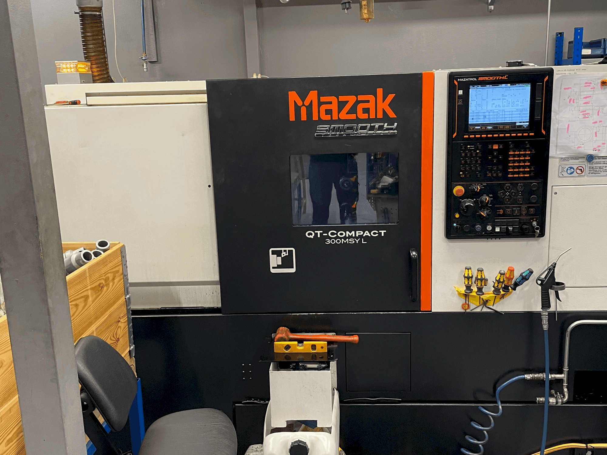 Vista Frontal da Mazak Quick Turn Compact 300 MSY L máquina