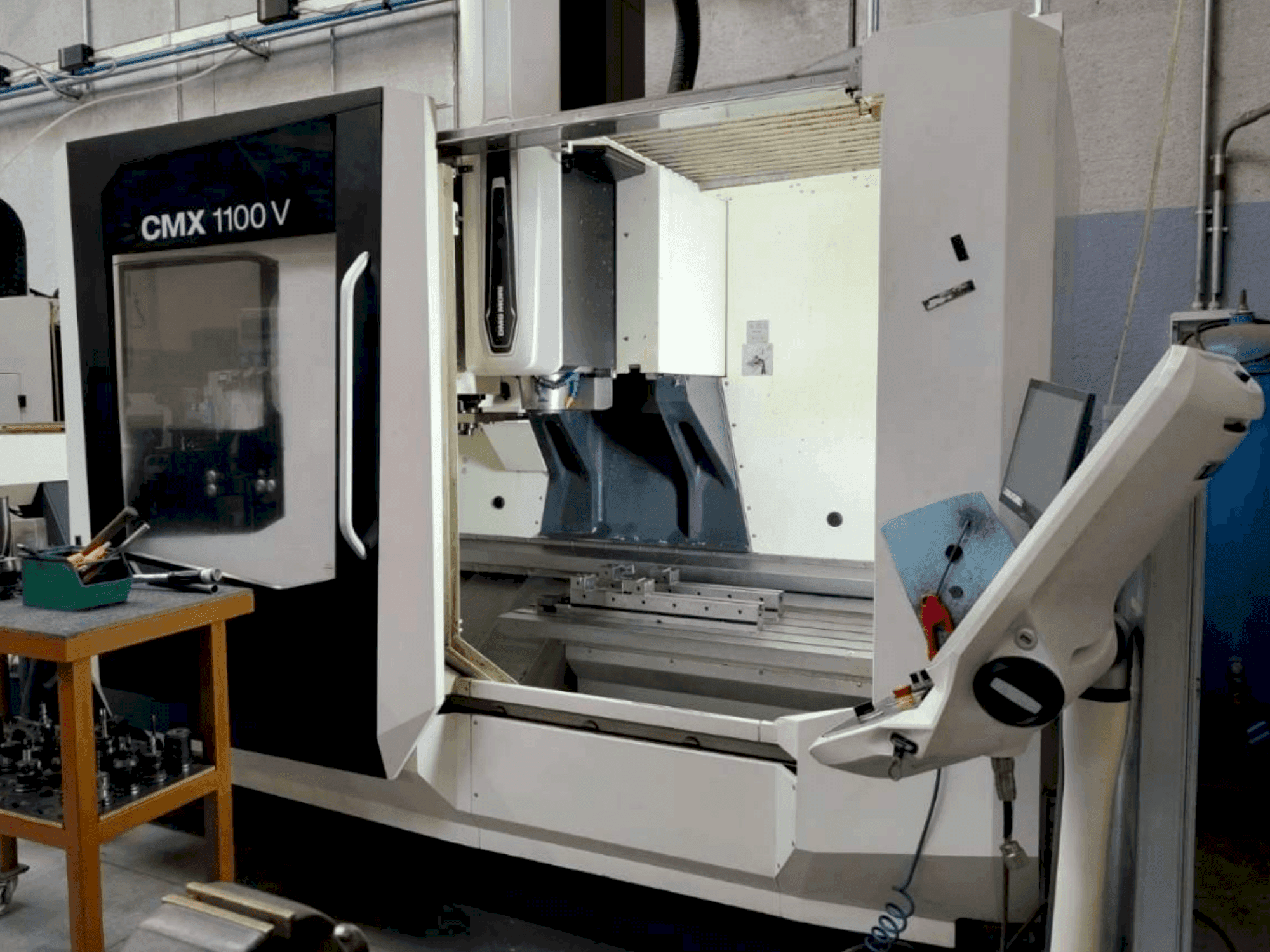 Vista Frontal da DMG MORI CMX 1100V máquina