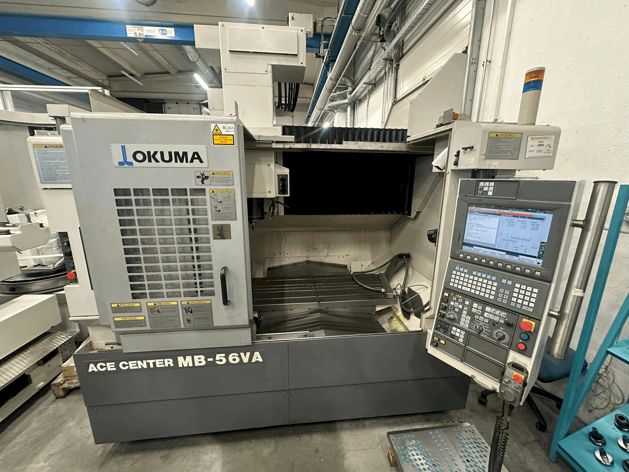 Vista Frontal da Okuma MB-56 VA máquina