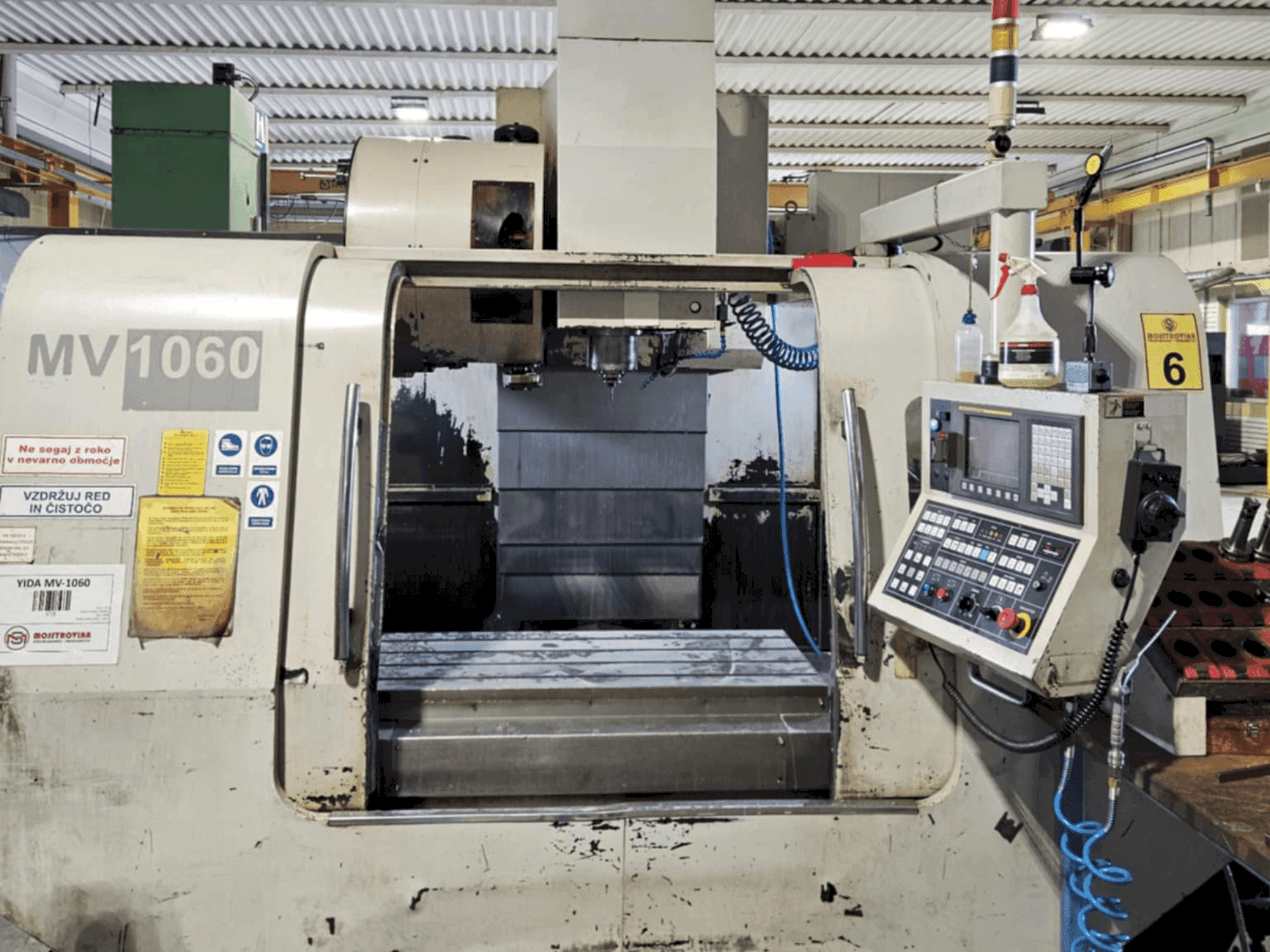 Vista Frontal da Yida MV-1060 máquina