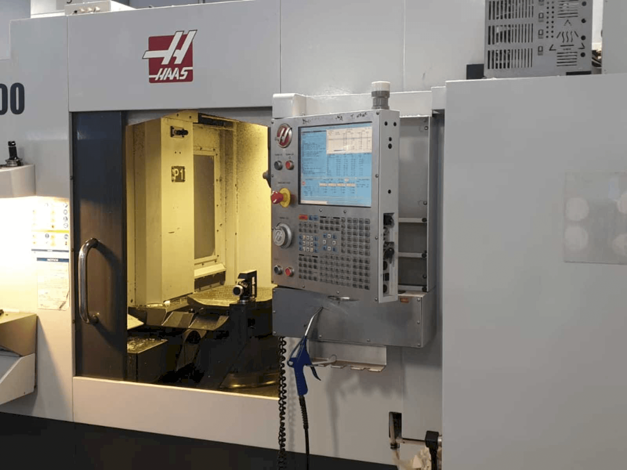Vista Frontal da HAAS EC400 máquina