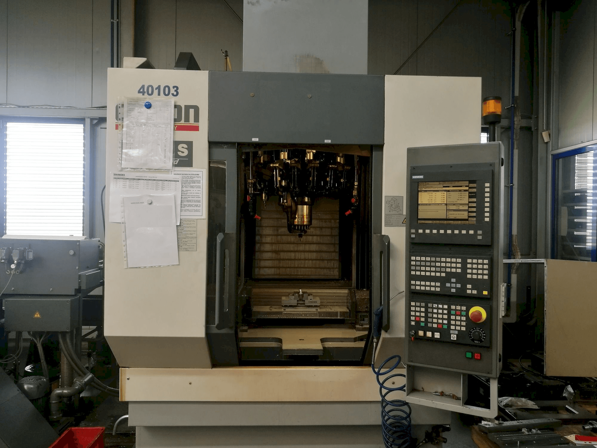 Vista Frontal da CHIRON FZ12S máquina