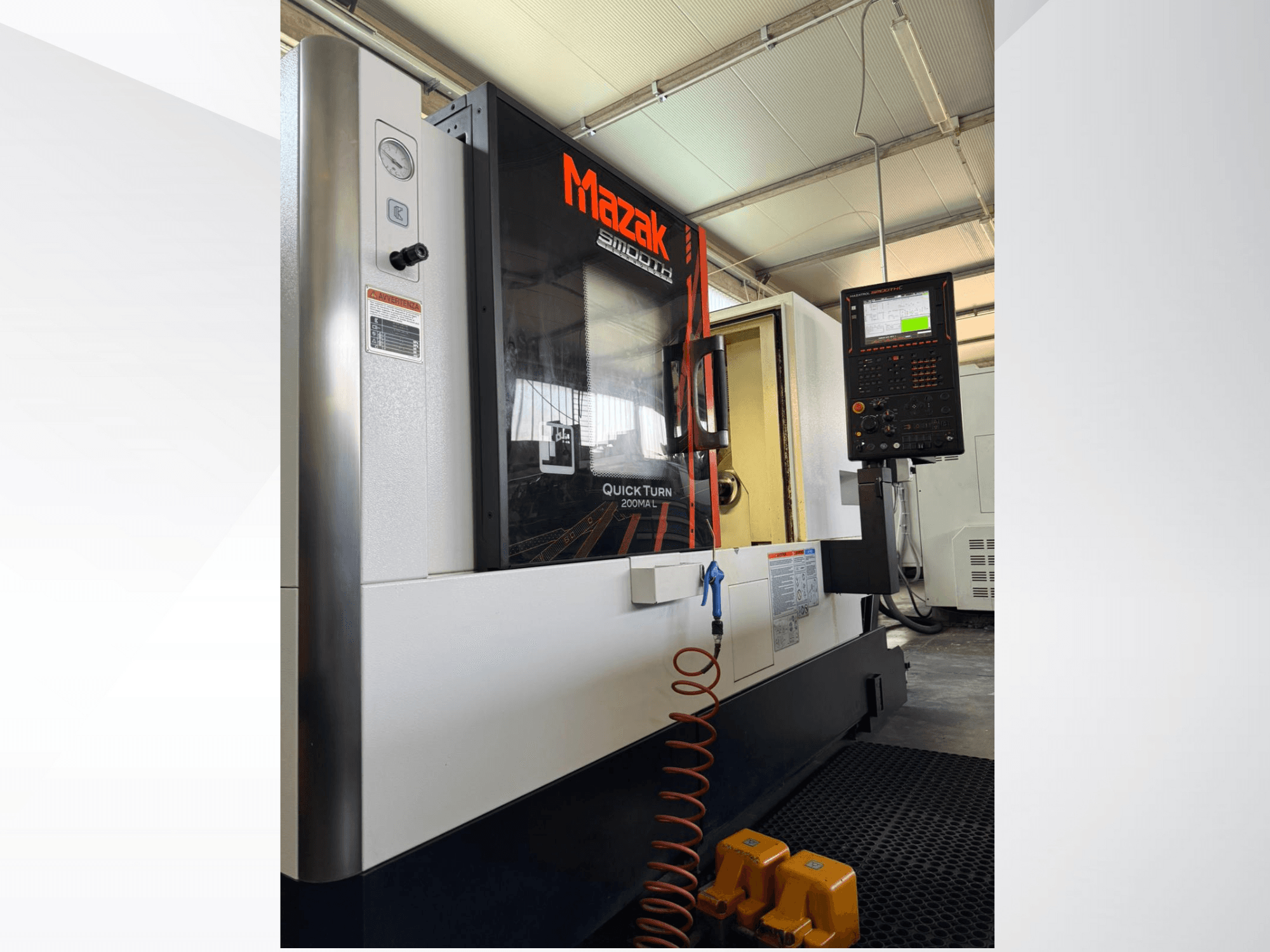 Torno CNC Mazak Quick Turn em cinzento e preto, vista lateral mostrando o painel de controlo e o manómetro. Ideal para maquinagem de precisão.