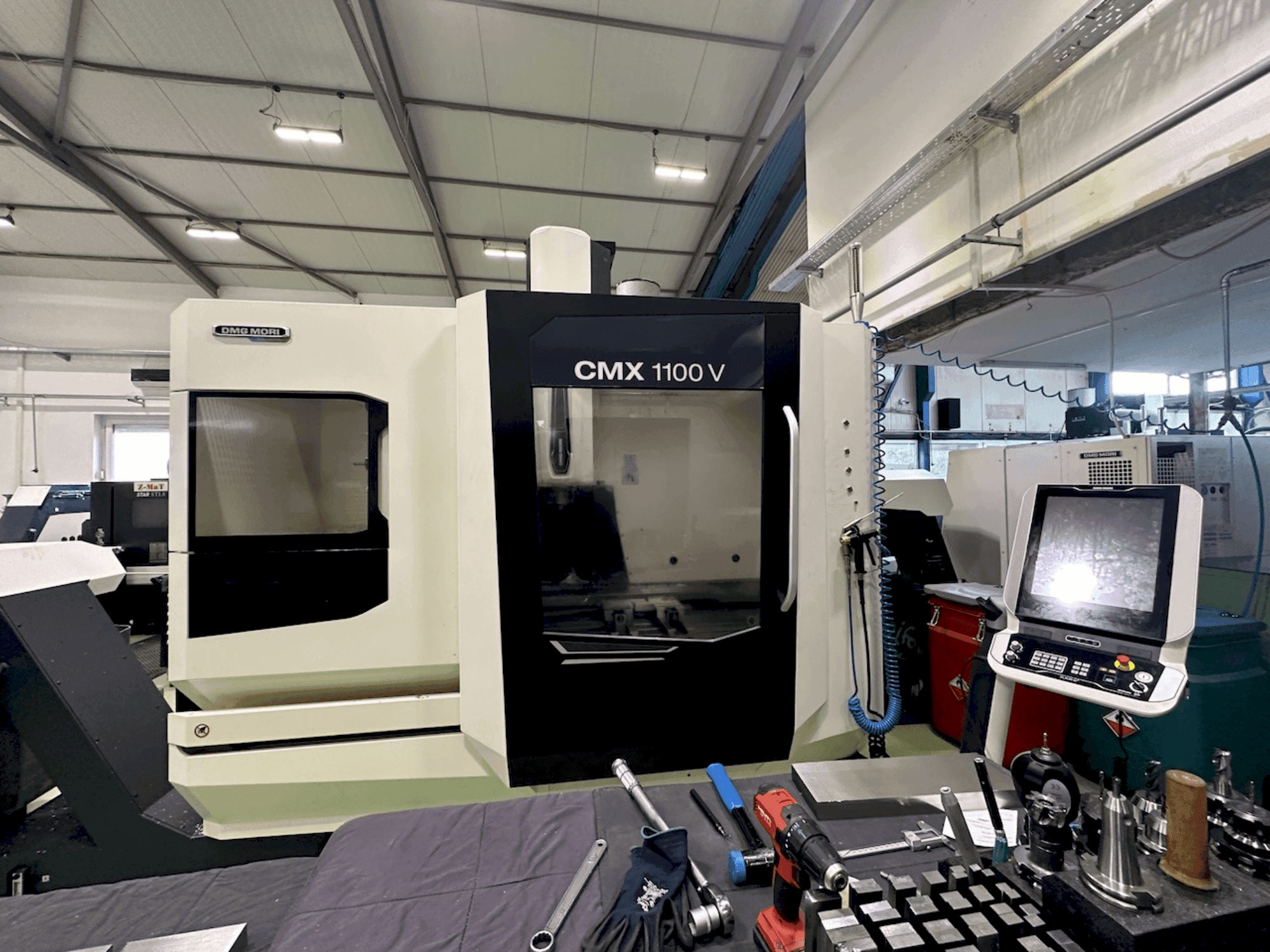 Vista Frontal da DMG MORI CMX 1100 V máquina