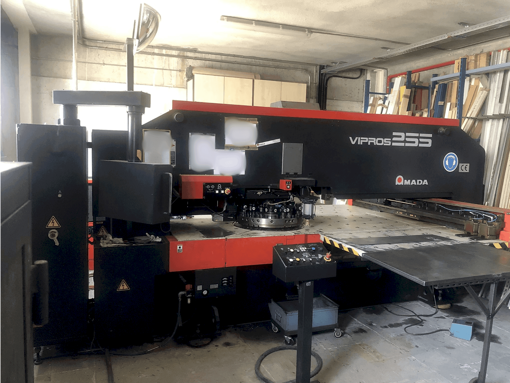 Vista Frontal da AMADA Vipros 255 máquina
