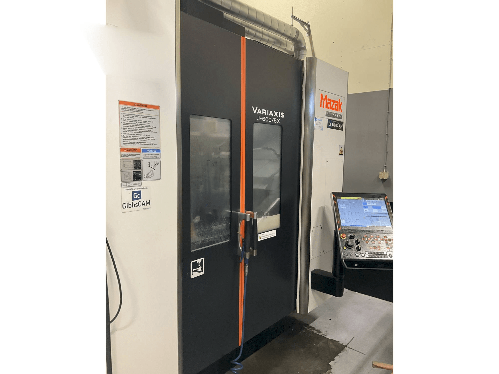 Vista Frontal da Mazak Variaxis J-600 máquina