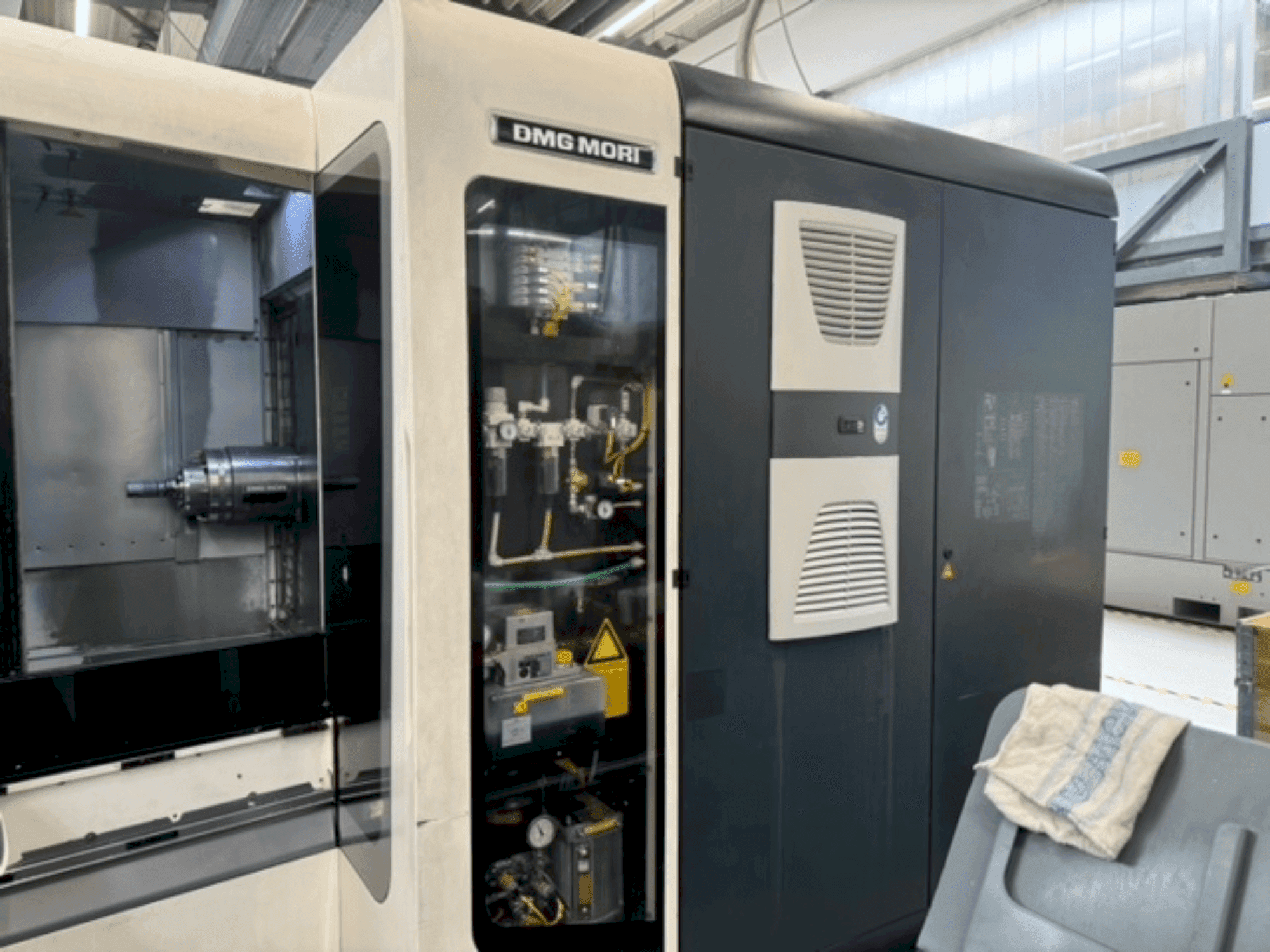 Vista Frontal da DMG MORI NHX 4000 máquina