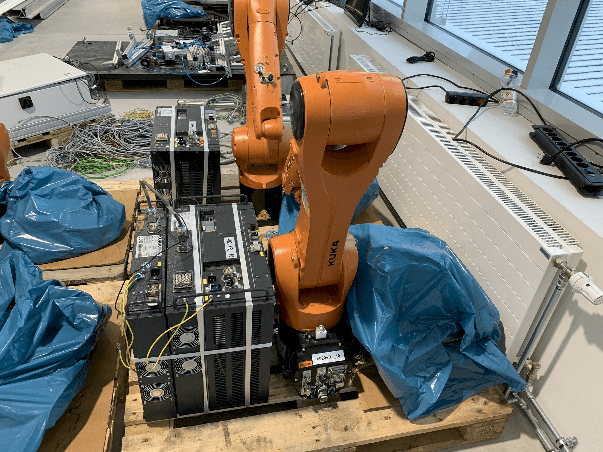 Vista Frontal da KUKA KR10 R1100 máquina