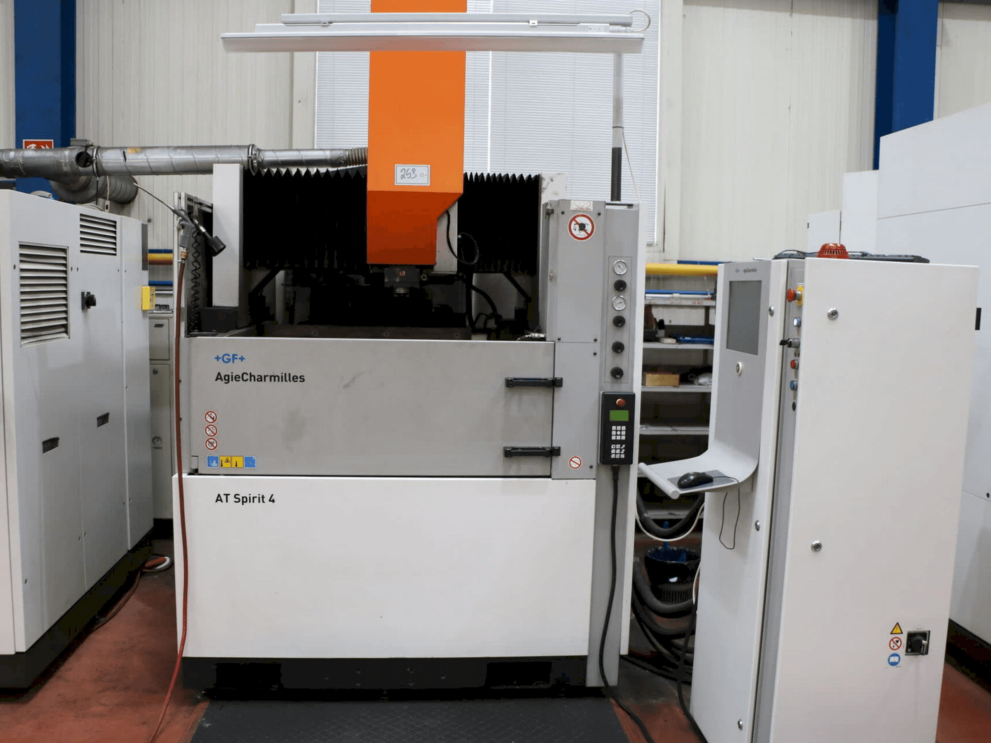 Vista Frontal da AgieCharmilles AT SPIRIT 4 C-AXIS máquina
