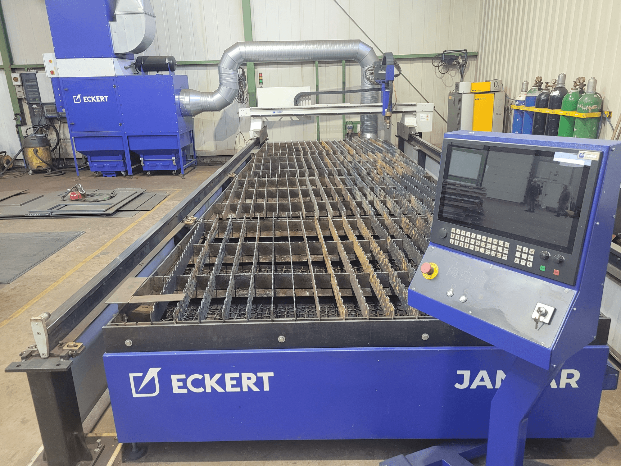 Máquina de corte a plasma ECKERT Jantar 2, vista frontal com painel de controlo e grelha metálica para corte de precisão.