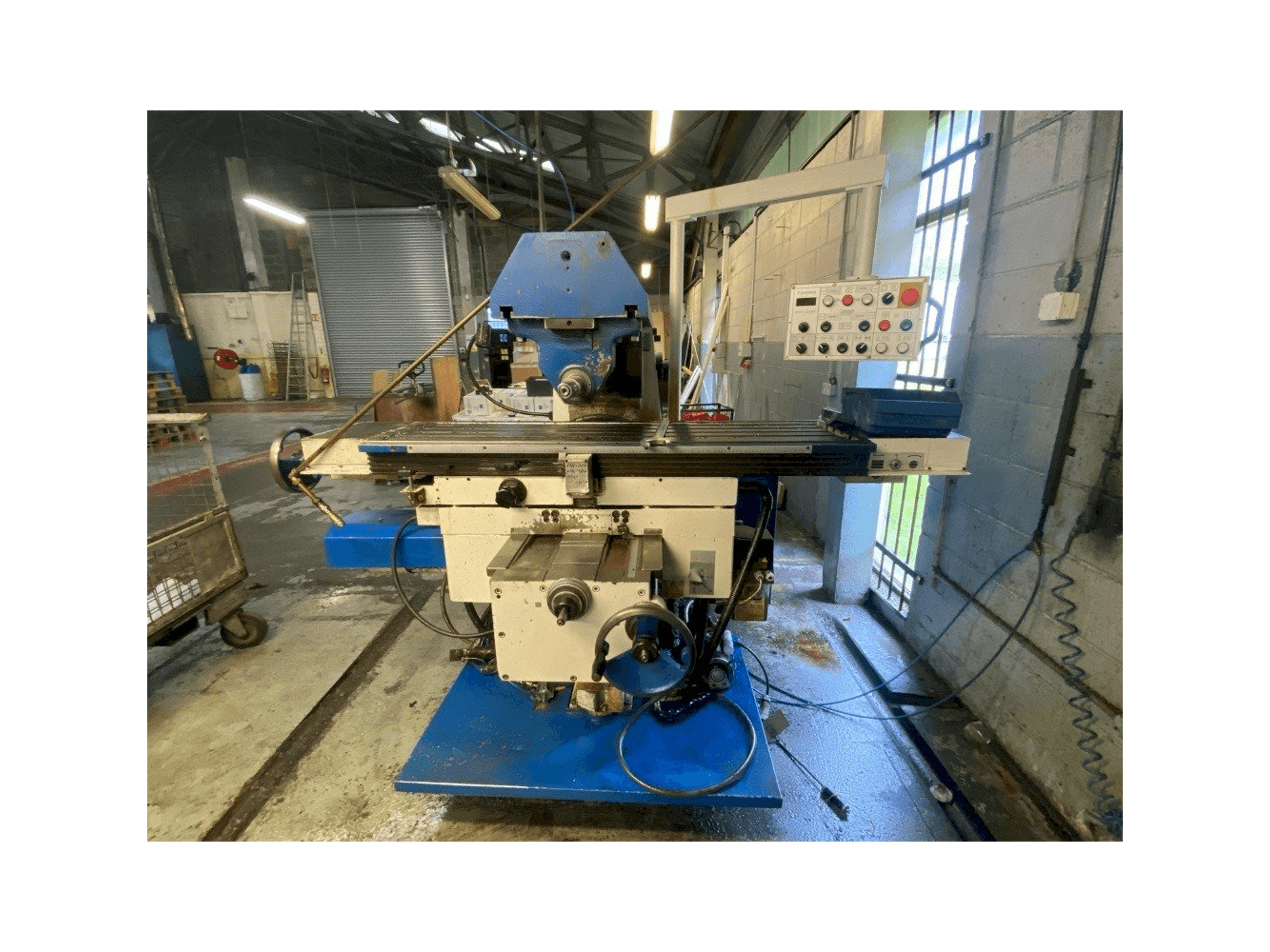 Vista Frontal da TOS Olomouc FGU 32 máquina