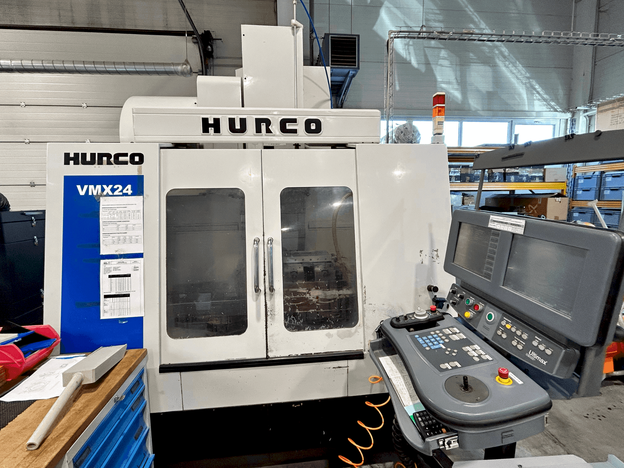 Vista Frontal da Hurco VMX24 máquina