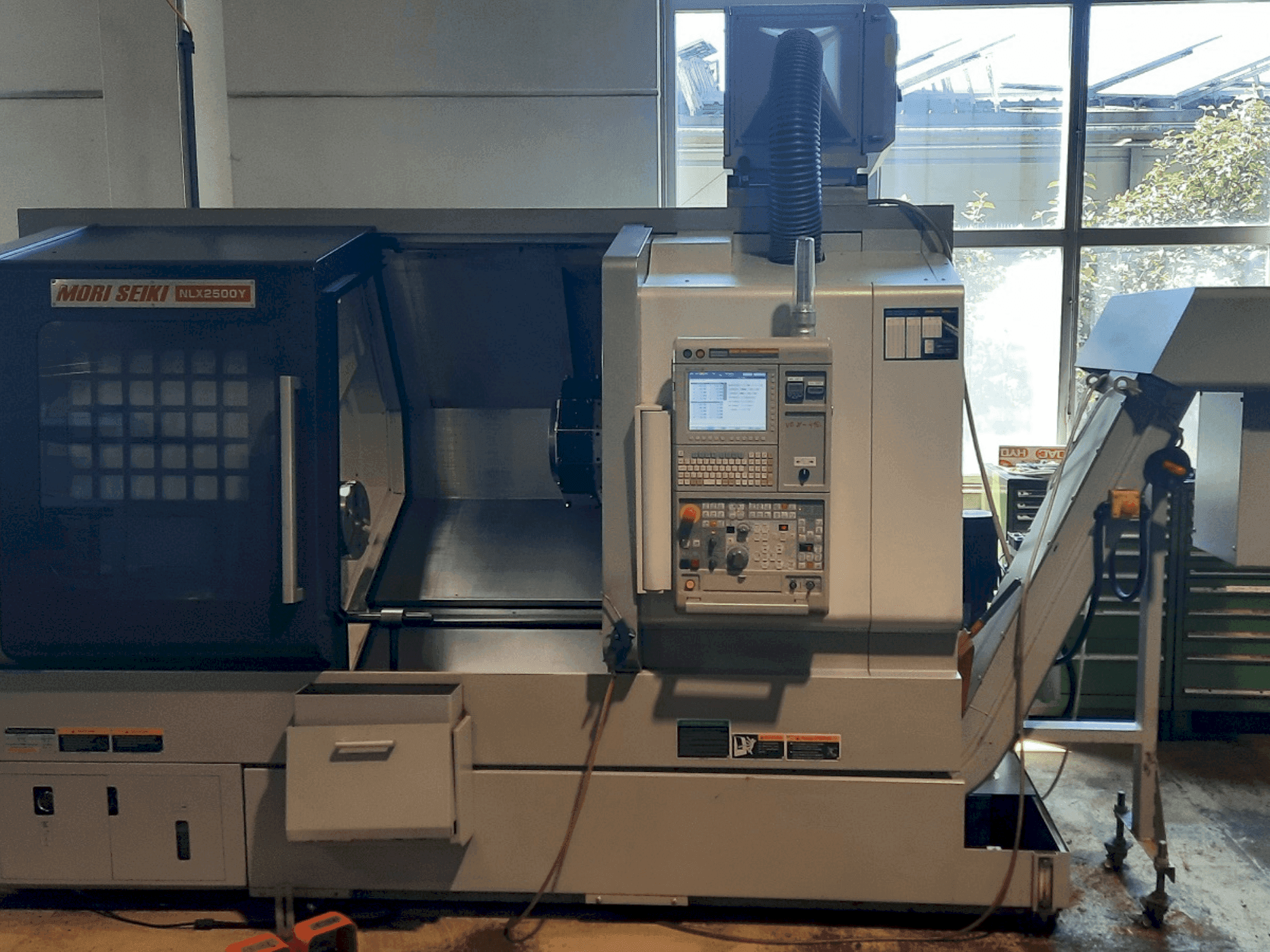 Vista Frontal da DMG Mori Seiki NLX2500Y 700 máquina
