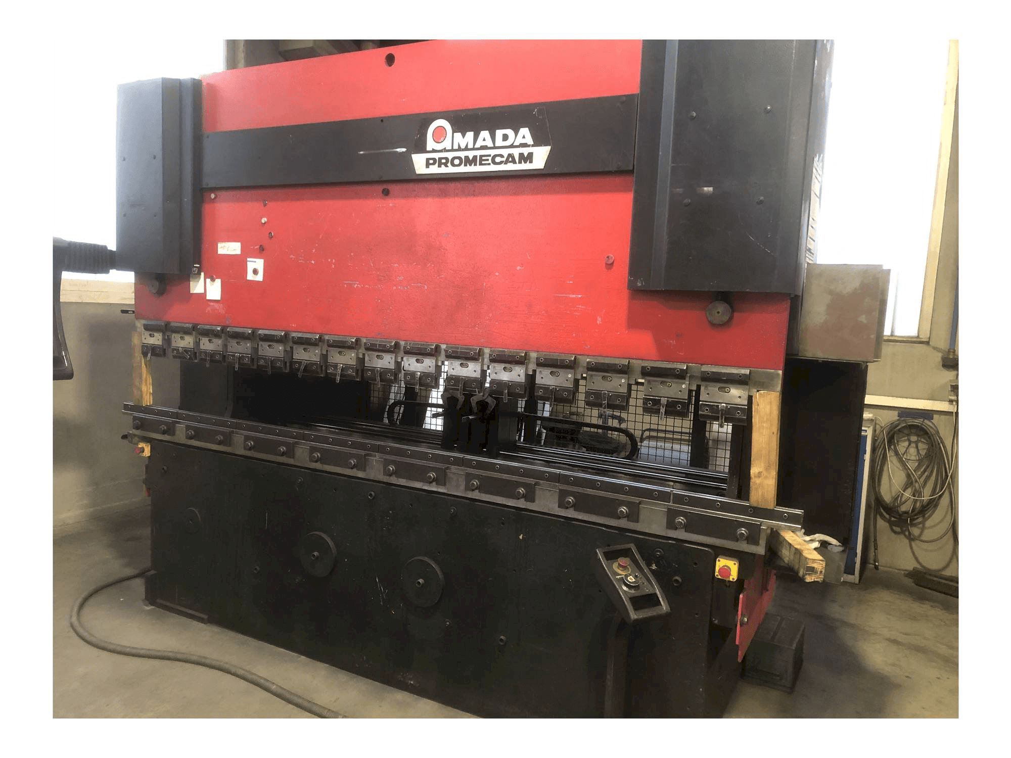 Vista Frontal da AMADA HFB 125 máquina
