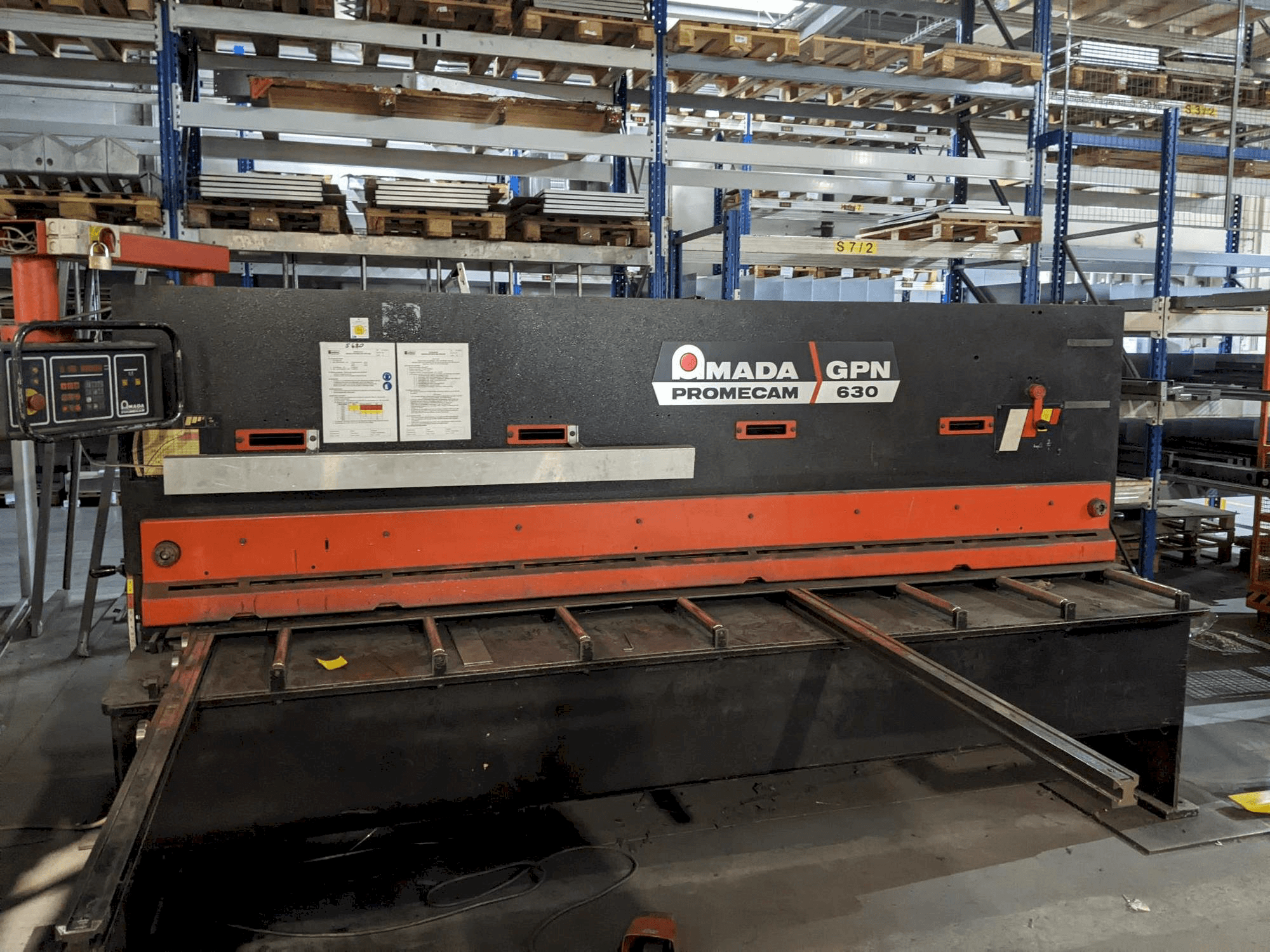 Vista Frontal da AMADA Promecam Gpn 630 máquina