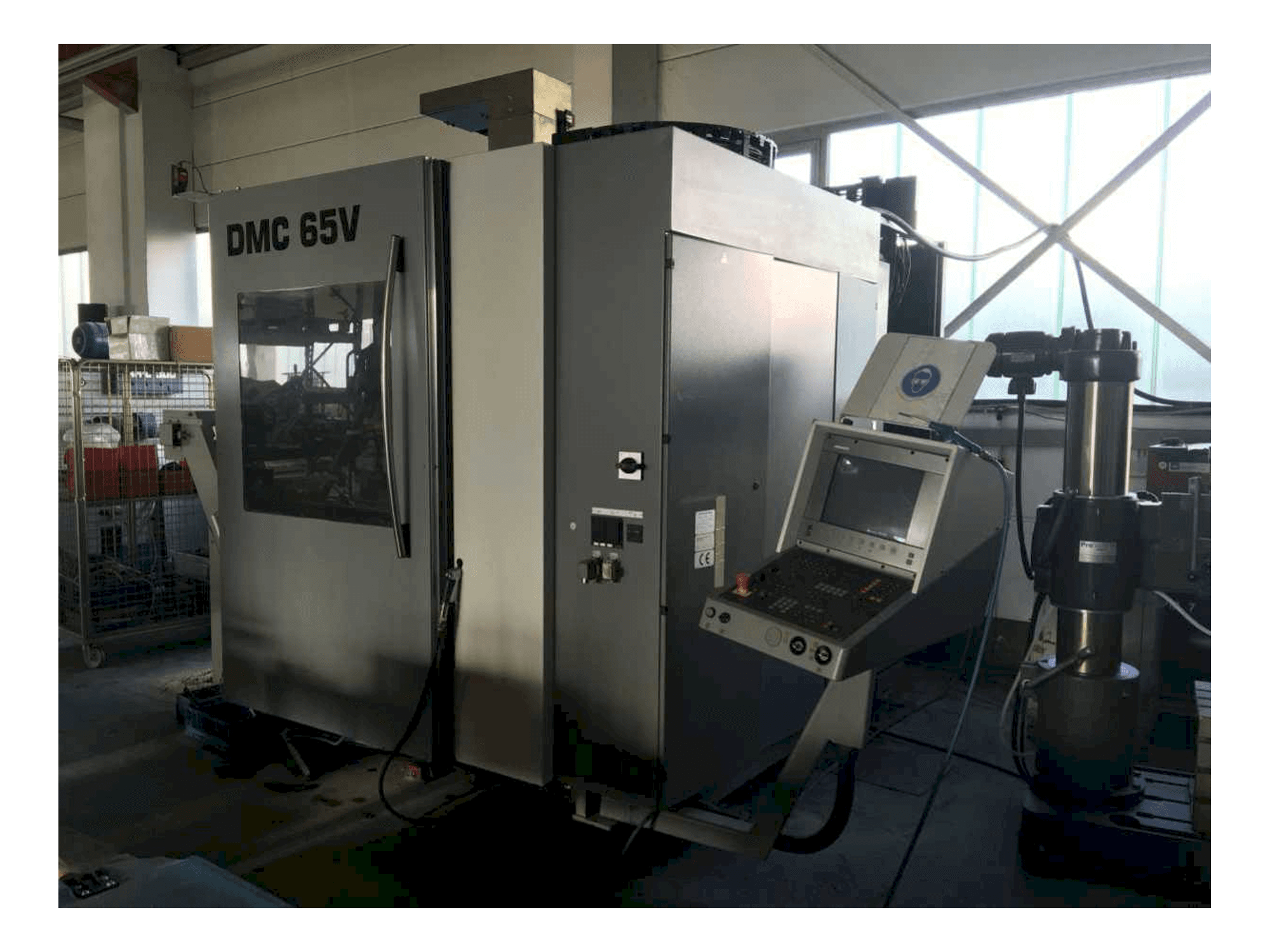 Vista Frontal da DECKEL MAHO DMC65V máquina