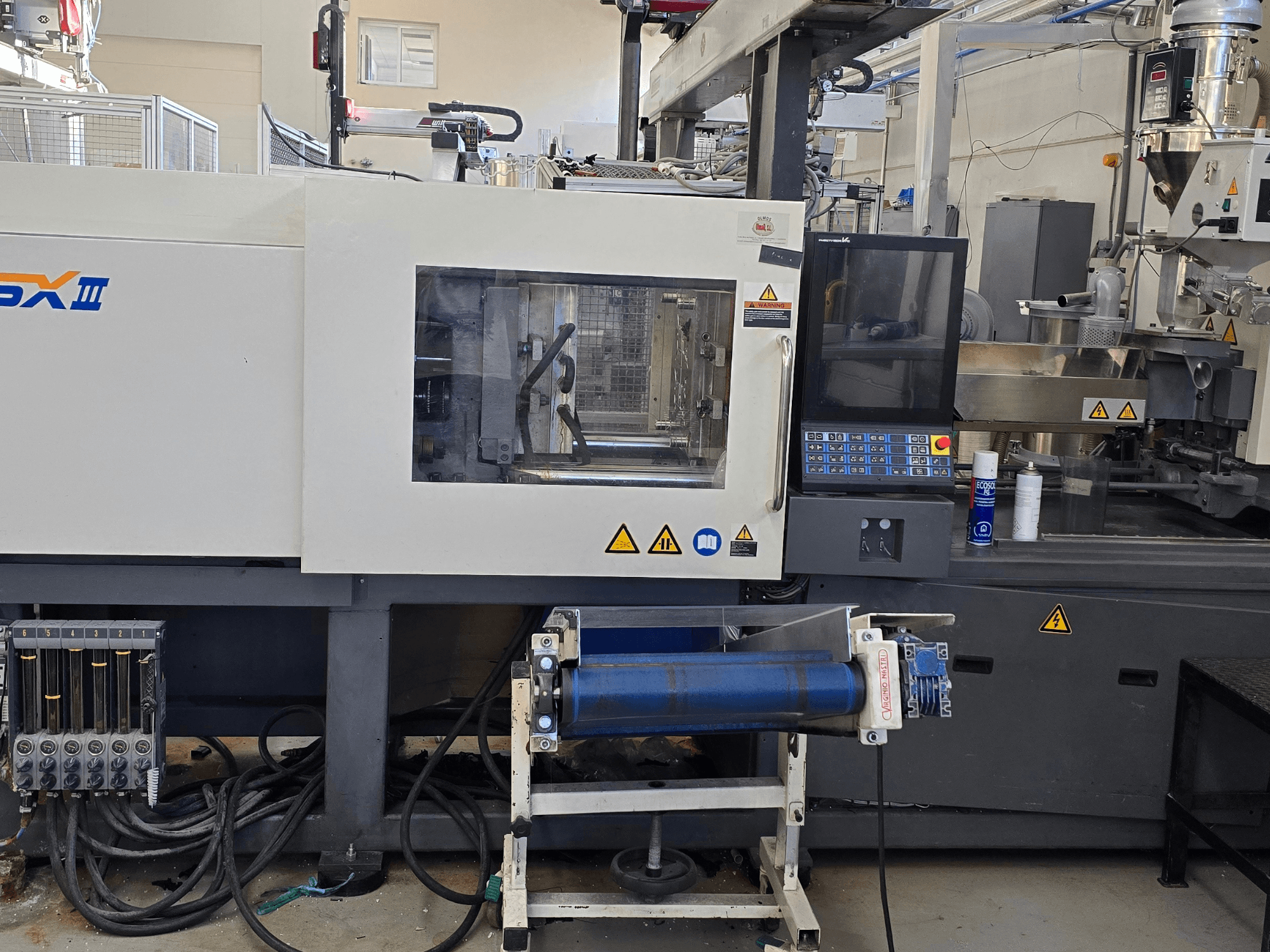 Máquina de moldagem por injeção eléctrica SHIBAURA EC130SXIII-4A, vista frontal, mostrando o painel de controlo e os componentes hidráulicos.