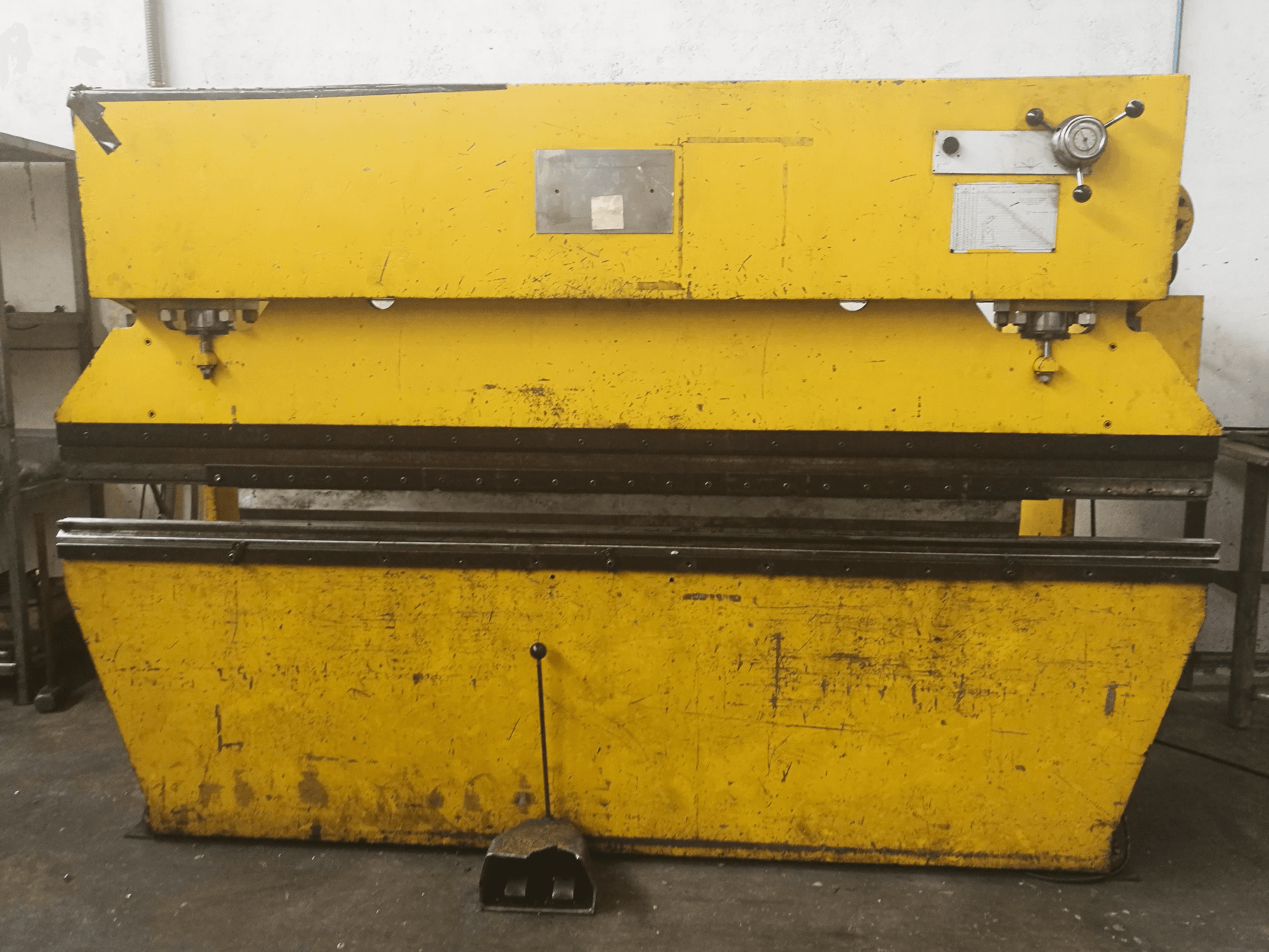 Vista Frontal da Ajial 75 Tn máquina