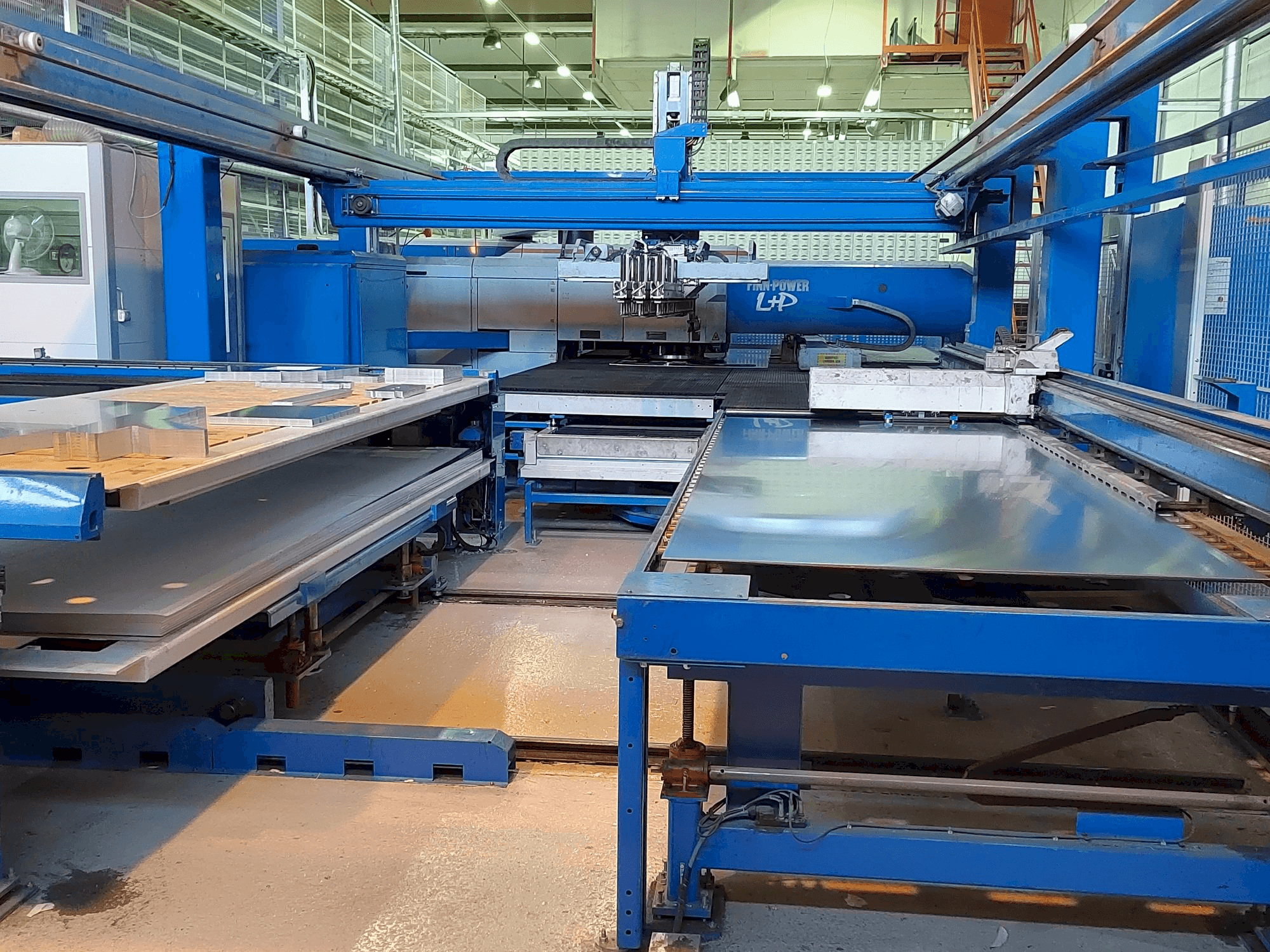 Vista Frontal da Finn-Power LP 64 SRIUV máquina