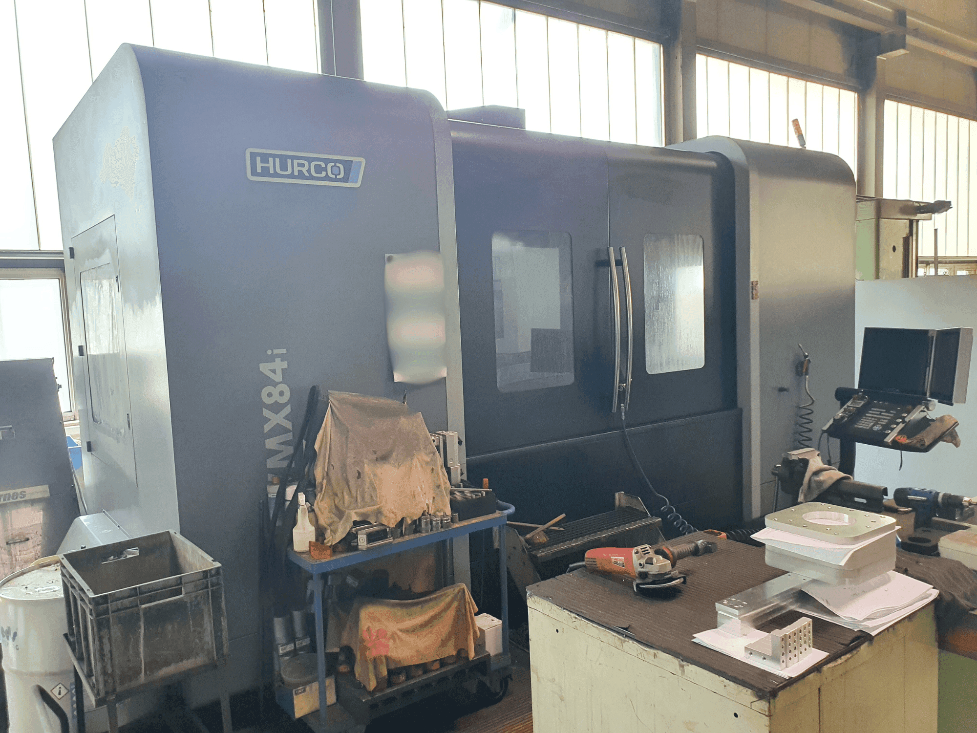 Vista Frontal da Hurco VMX 84i máquina