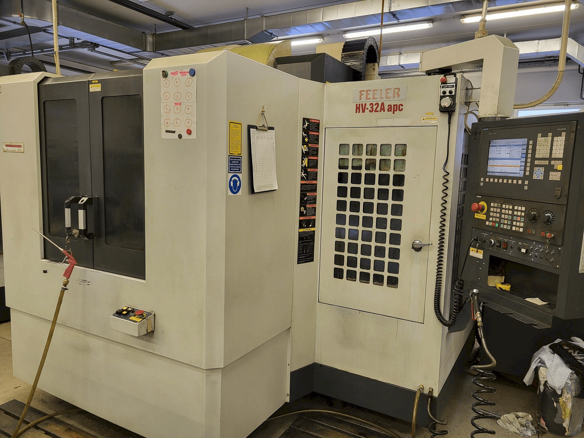 Vista Frontal da Feeler HV-32A-APC máquina