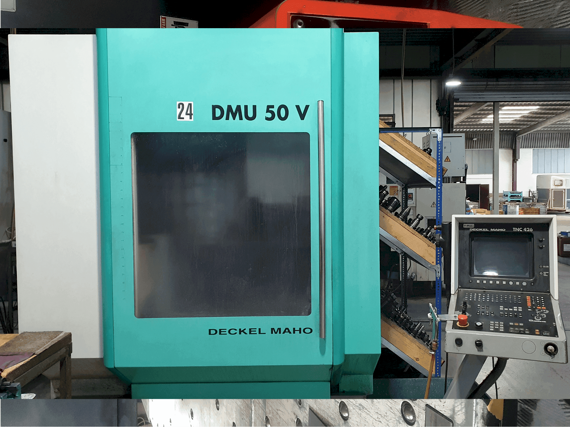 Vista Frontal da DECKEL MAHO DMU 50 V máquina