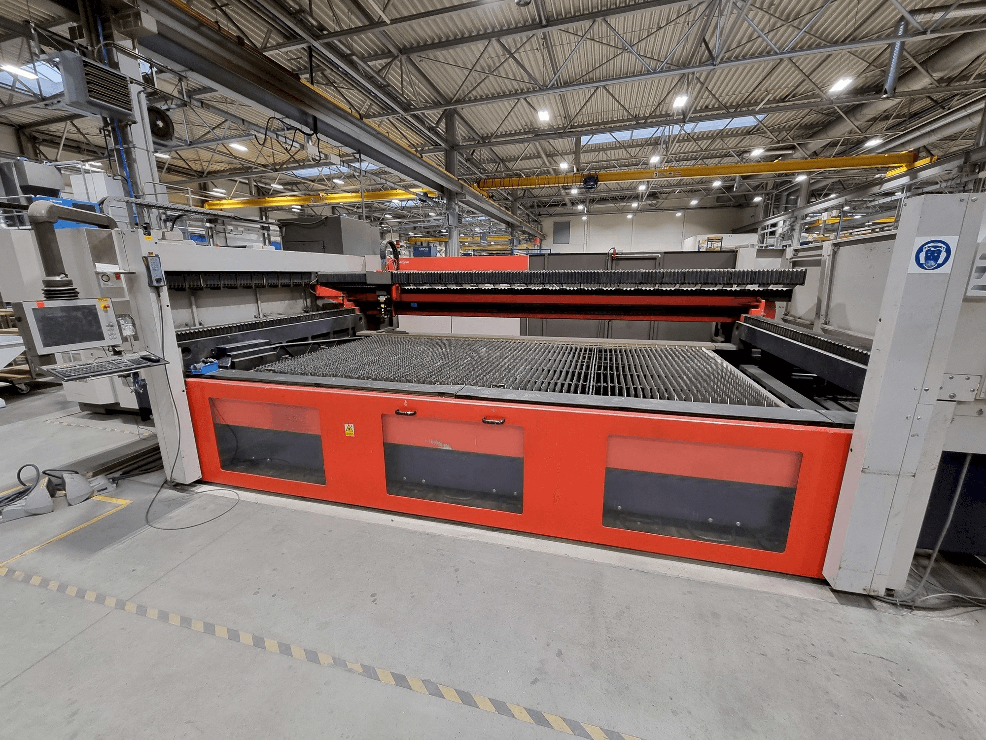 Vista Frontal da Bystronic Bylaser 4400 máquina