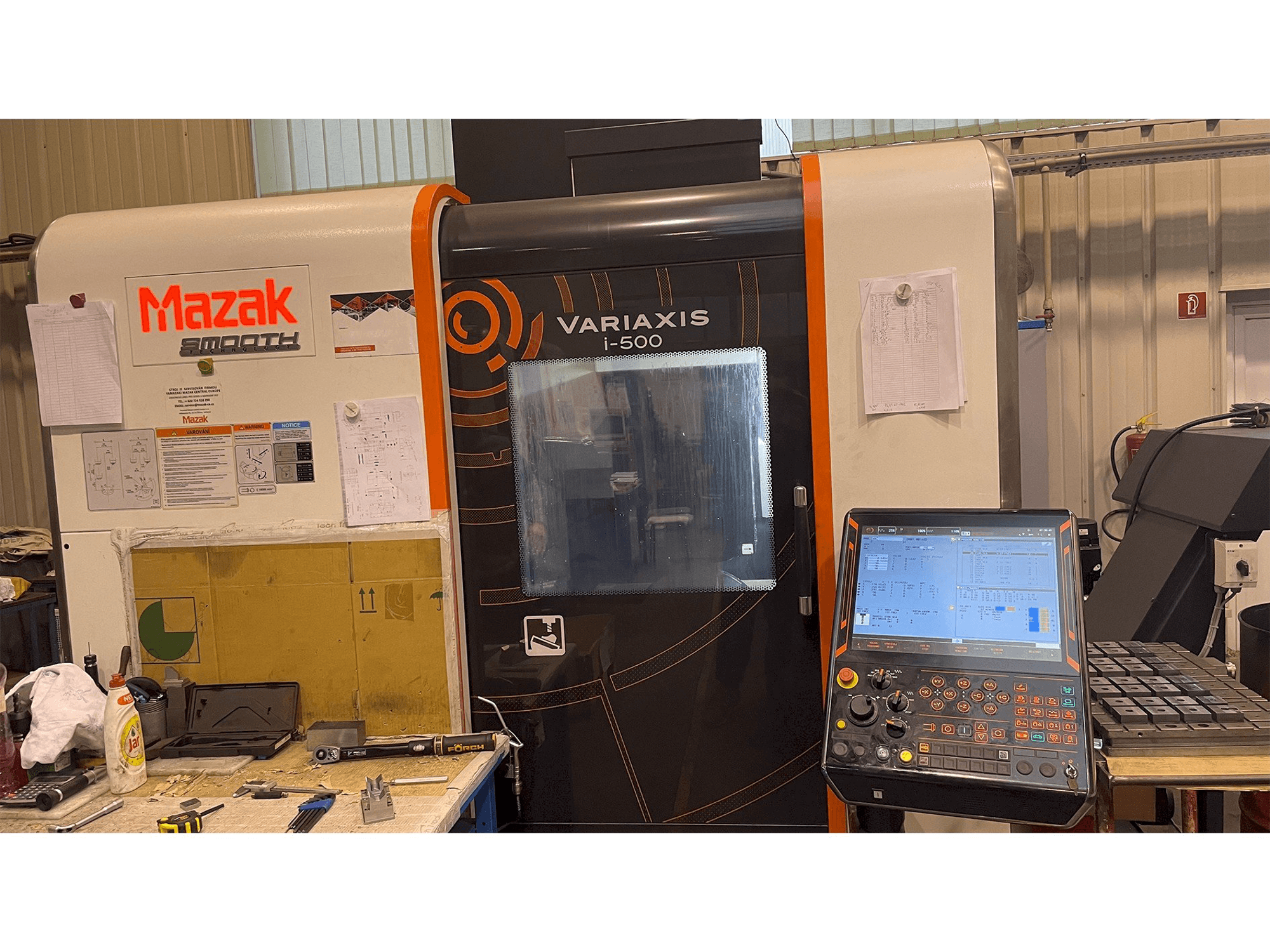 Vista Frontal da Mazak Variaxis i-500 máquina