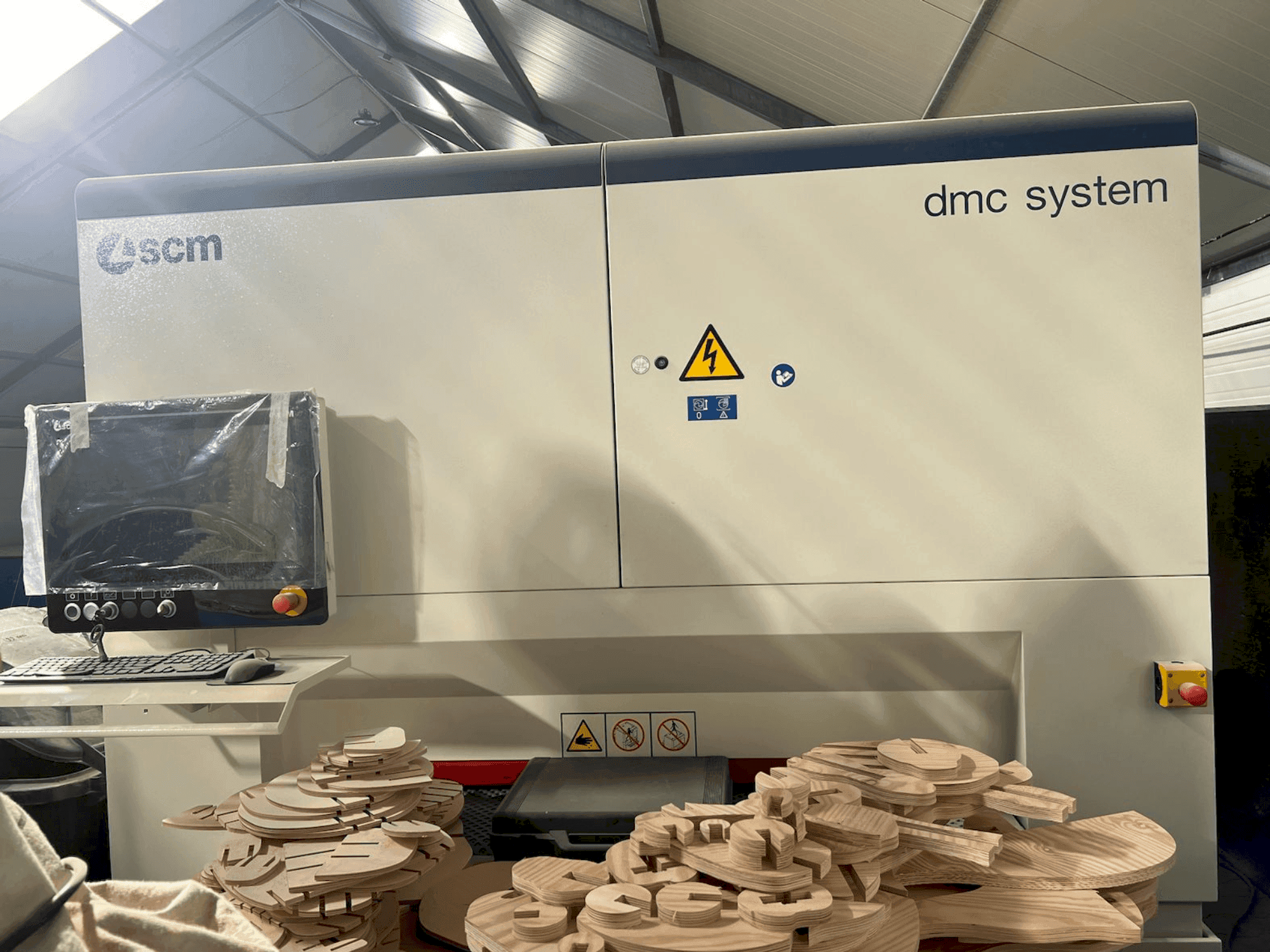 Vista Frontal da SCM DMC SYSTEM máquina
